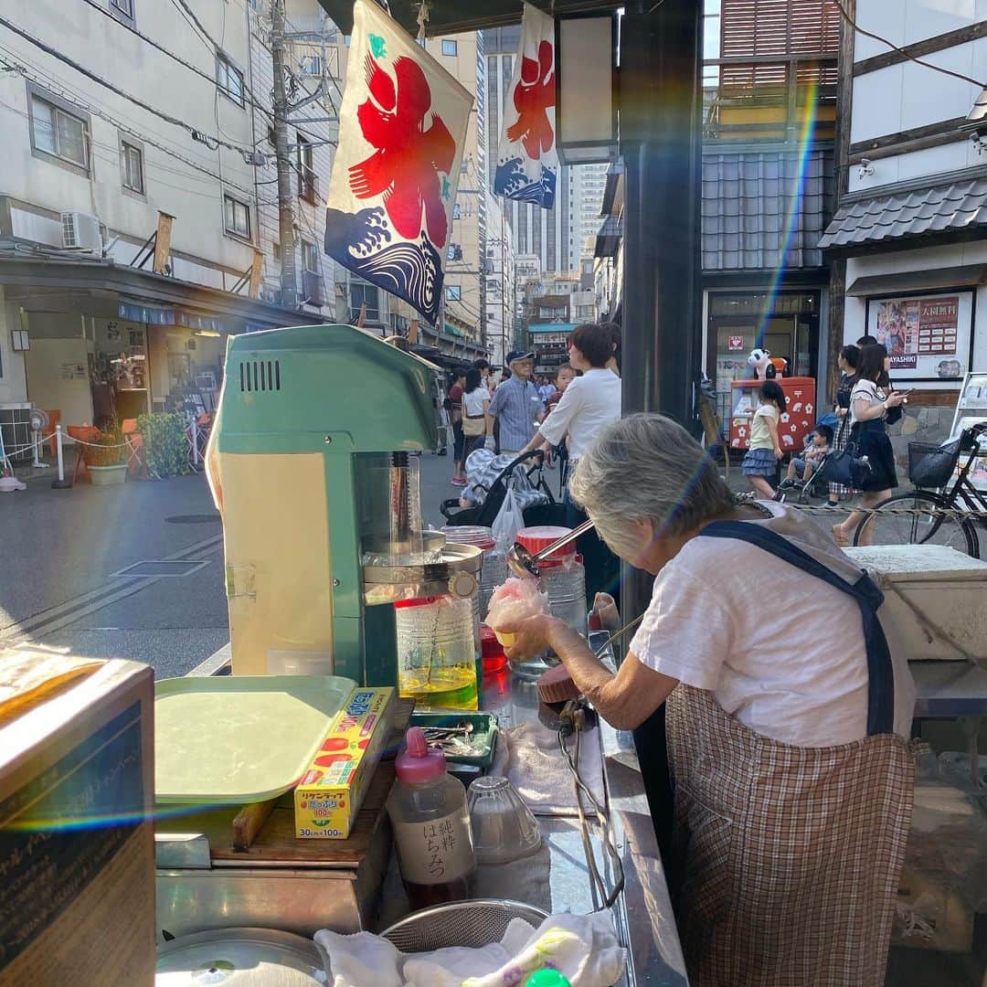 橋本麗香のインスタグラム：「氷屋さんからの 氷を使って作る かき氷🍧 ． 『創業当時からの秘伝のシロップよ』 と言いながらふわふわの氷に シロップをかけてくれる 優しい女将 ． これが本当の“かき氷”なんだよ と娘に教えてあげる事が出来た。 ． 物が溢れる時代 どれも本物には変わらない その中でも ベーシックな物を“コレ”と選択して 経験させてあげられるのは 彼女よりこの国の歴史を知っている 私なのかと… ． 甘いものに興味の無い私でも オーソドックスなかき氷は 感動のおいしさ😍 ． #simpleisbest」