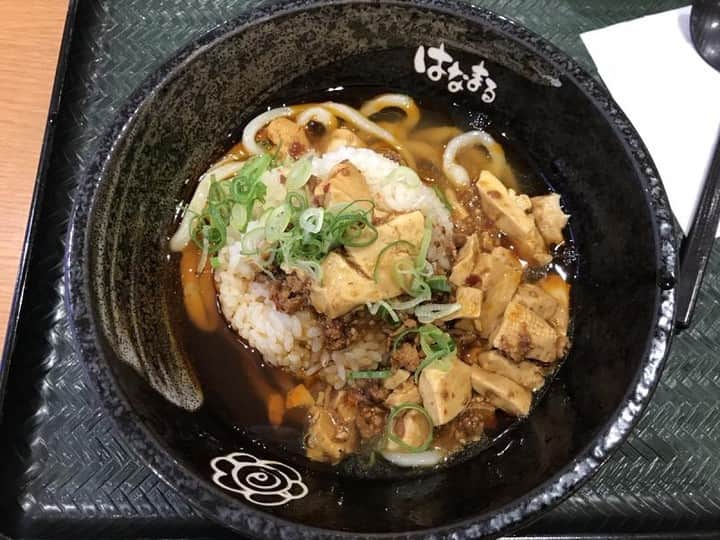 のインスタグラム：「今日、奇跡のコラボ「 #麻婆丼うどん 」を完食してきました😎😎✨炭水化物(うどん)✖炭水化物(ごはん)のハーモニーを存分に堪能できる一品です😚✨「うどんも食べたい！ごはんも食べたい！」と願うお客様！！「麻婆丼うどん」なら一石二鳥で両方お楽しみ頂けますよ😋🏅🤸🏻‍♀️ #はなまるうどん」
