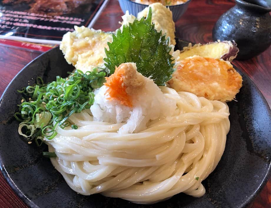 三宅智子さんのインスタグラム写真 - (三宅智子Instagram)「今週月曜日から水曜日まで、夫の実家の宮崎に帰省してました！  写真は、3日目のお昼に食べたふたみうどん研究所の野菜天ぷらぶっかけうどん！(宮崎で色々食べたのに全然写真撮ってなかったです…) 3日間、色々連れて行っていただいたり、美味しいご飯を沢山作って下さったり、宮崎の親戚の皆様と、とっても楽しい時間が過ごせました！  本当に何から何まで、良くしていただいて、感謝感謝です！」10月6日 11時15分 - tomoko1121m
