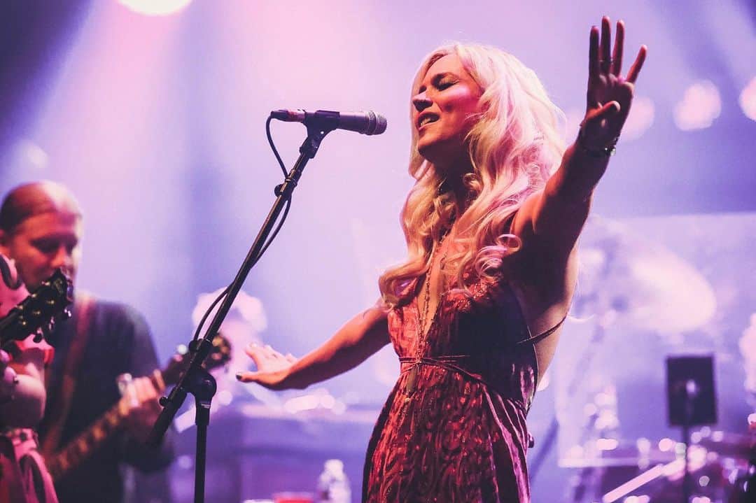 テデスキ・トラックス・バンドのインスタグラム：「The marvelous @jossstone joins susan for a duet on “Loving You Is Sweeter Than Ever.” It’s the @beacontheatre home stretch and we wish we could play all night! Photos by @gregg_greenwood」