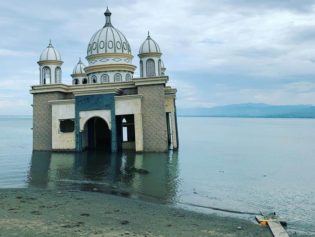 巻誠一郎さんのインスタグラム写真 - (巻誠一郎Instagram)「インドネシアPALUでの2日目は津波の被害が大きかった海岸沿いから。 地震で落ちた橋や建物、そして海に浸かったモスクを視察に。  橋はJICAさんが支援して架けなおされるそうですが、地盤がズレて周辺は満潮になると海に浸かるそうです。 今回の地震で崩壊した建物は、基本的に耐震基準を満たさないものがほとんどだったそうです。 JICAさんは耐震基準を満たした建物を作る事なども支援してらっしゃいました。 あとは、海の漁師さんの船や仕事の提供など地域の方々の様々な課題に深く入られていました。  津波の被害を見たあと、プガウィ仮設住宅の子供たちのもとへサポユニを届けに。 前日行ったテントの避難所とは違って生活環境も少し整っていて、心に少しだけ余裕があるのかなと感じました。 早くテントから仮設住宅くらいの環境へは改善してあげたいな。  午後は今回の一番の目的、子供たちとのサッカー交流。 kickoff to the future JICAさん、赤十字さん、Jリーグさん、地域の自治体の皆さんの皆さんの力で素晴らしいイベントでした。  Jリーグのサポーターの皆さんのサポユニを子供たちへプレゼントし、サッカー交流を。  はじめは何やろうか、言葉通じるかなとか色々と考えてましたが。。。 子供たちはボールが1個あればメニューも細かなルールも関係なかったですw 目の前の相手と勝負し、ゴールを目指す！  もちろん自分が一番楽しみましたがwやっぱりサッカー最高でした！！ その後、インドネシアの歌手でヒーローの加藤ひろあきさんとトークセッションしたり地元の赤十字vs JICAでフレンドリーマッチやったり。 最後は夕日が沈む中、加藤ヒロアキさんのミニライブ！ 現地の皆さんが加藤さんの歌を笑顔で口ずさんでて。  今回のイベントで感じた事は、スポーツと音楽は世界共通で人々を笑顔にする力があるということですね。  まだまだ復興という意味では、先が見えない事が沢山あるなとは感じましたが。 今の僕に出来る事は、子供たちの笑顔をつくる事かな。 子供たちが笑顔になれば大人たちも笑うし、前向きなエネルギーに変わる。  本当に素晴らしい機会をいただきましたし、継続して支援の輪に入れていただきたいと思います。  震災から1年経つのに復興への課題が山積みな上に、手付かずな所が多すぎる。 あとは、インドネシアの方へもなかなか現状が伝わってなく風化されてる事が一番の問題なのかな。  僕も微力ながら、見て感じた事を発信する事と子供たちの笑顔の為に継続していきます。  #インドネシア #中部スラウェシ #震災 #復興支援 #JICA #Jリーグ #サポユニ #加藤ひろあきさん #サッカー #笑顔のために #巻誠一郎」10月6日 11時21分 - makiseiichiro9