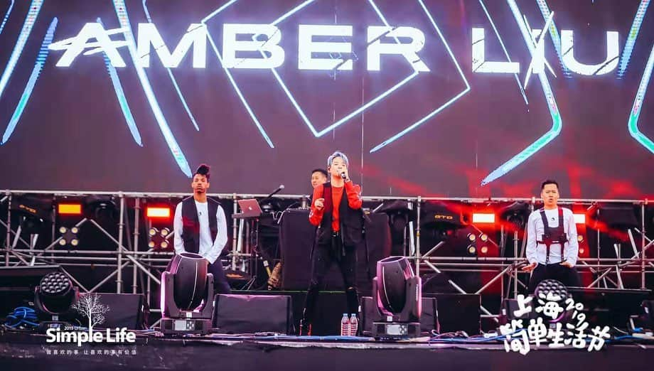 アンバー さんのインスタグラム写真 - (アンバー Instagram)「SHANGHAI 🙌🙌 thank you for having me!!!! u guys were amazing!! Those fans chants tho 😎 #simplelifefestival」10月6日 11時36分 - amberliu