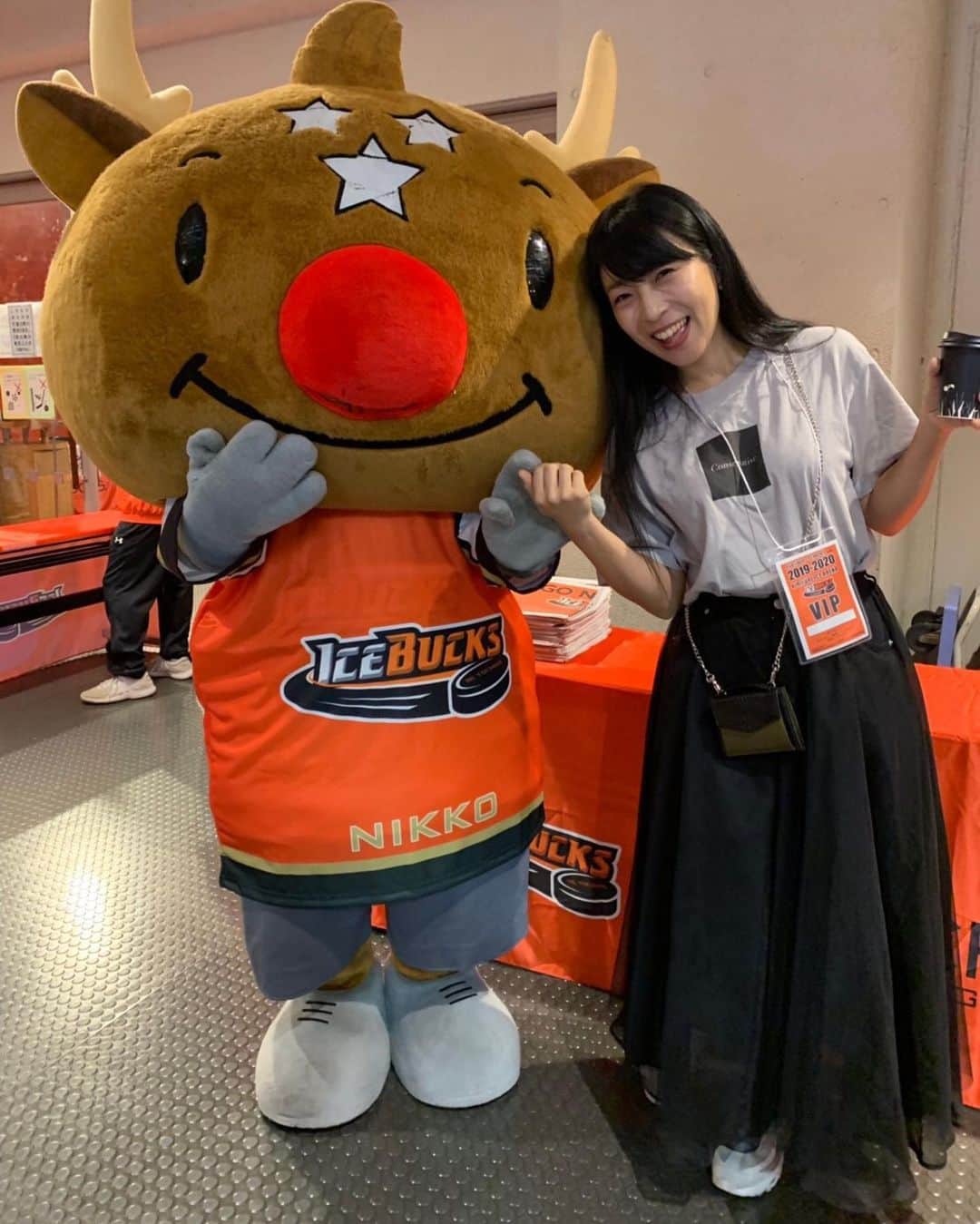 安藤あいかのインスタグラム：「しかっち！！ あやちゃんとアイスバックス応援しにいってきたよ！そう、半袖で！笑 杉山さんとKeiさんに会えてとっても嬉しかったよー！！！！！ あっちゃんも元気そうで👶 興奮する試合で、たまらなかった！！かっこいいなー！！！！攻められていたのに、、そこからの得点とか！！！！ #日光アイスバックス #霧降アイスアリーナ #アイスホッケー #しかっち」