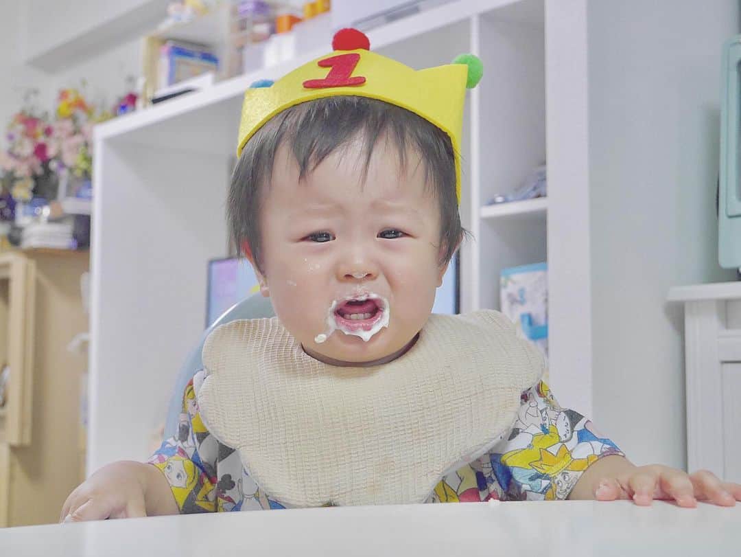 伊藤澄花さんのインスタグラム写真 - (伊藤澄花Instagram)「2019.10.04 1歳のお誕生日🎂🎂🎂 この一年すんごく早くて楽しくて 初めてのことだらけで私も未熟だから イライラしたり怒ったりすることもあるけどそれ以上に一緒に笑えてきたこと。 段々伝えてきてくれてることがわかってきたりこれがやりたいんだろうなーとかこれが欲しいんだろうなーって思って渡すとニコニコってしてくれたり。  本当に成長ってすごいなとしみじみ😢💕 さぁ、次はどんな一年が待ってるのかなー？？ 食べることとミッキーとワンワンともこもこの素材が大好きな息子くん本当におめでとう💐 . .  #一升餅 #happybirthday #birthday #instagood #instagram #初めてのケーキ #ママ #天使の日 #男の子ママ #誕生日 #お誕生日 #1歳誕生日 #10月生まれ」10月6日 11時40分 - snnnnnmi3