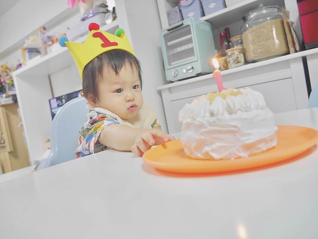 伊藤澄花さんのインスタグラム写真 - (伊藤澄花Instagram)「2019.10.04 1歳のお誕生日🎂🎂🎂 この一年すんごく早くて楽しくて 初めてのことだらけで私も未熟だから イライラしたり怒ったりすることもあるけどそれ以上に一緒に笑えてきたこと。 段々伝えてきてくれてることがわかってきたりこれがやりたいんだろうなーとかこれが欲しいんだろうなーって思って渡すとニコニコってしてくれたり。  本当に成長ってすごいなとしみじみ😢💕 さぁ、次はどんな一年が待ってるのかなー？？ 食べることとミッキーとワンワンともこもこの素材が大好きな息子くん本当におめでとう💐 . .  #一升餅 #happybirthday #birthday #instagood #instagram #初めてのケーキ #ママ #天使の日 #男の子ママ #誕生日 #お誕生日 #1歳誕生日 #10月生まれ」10月6日 11時40分 - snnnnnmi3