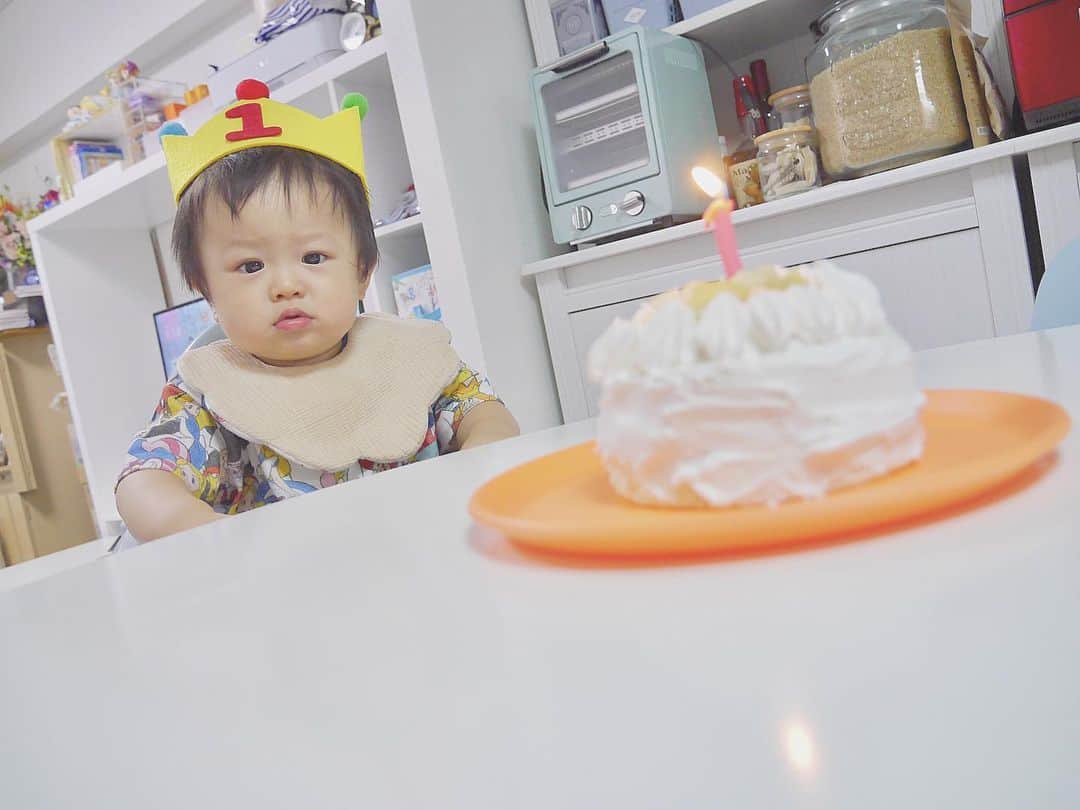 伊藤澄花さんのインスタグラム写真 - (伊藤澄花Instagram)「2019.10.04 1歳のお誕生日🎂🎂🎂 この一年すんごく早くて楽しくて 初めてのことだらけで私も未熟だから イライラしたり怒ったりすることもあるけどそれ以上に一緒に笑えてきたこと。 段々伝えてきてくれてることがわかってきたりこれがやりたいんだろうなーとかこれが欲しいんだろうなーって思って渡すとニコニコってしてくれたり。  本当に成長ってすごいなとしみじみ😢💕 さぁ、次はどんな一年が待ってるのかなー？？ 食べることとミッキーとワンワンともこもこの素材が大好きな息子くん本当におめでとう💐 . .  #一升餅 #happybirthday #birthday #instagood #instagram #初めてのケーキ #ママ #天使の日 #男の子ママ #誕生日 #お誕生日 #1歳誕生日 #10月生まれ」10月6日 11時40分 - snnnnnmi3