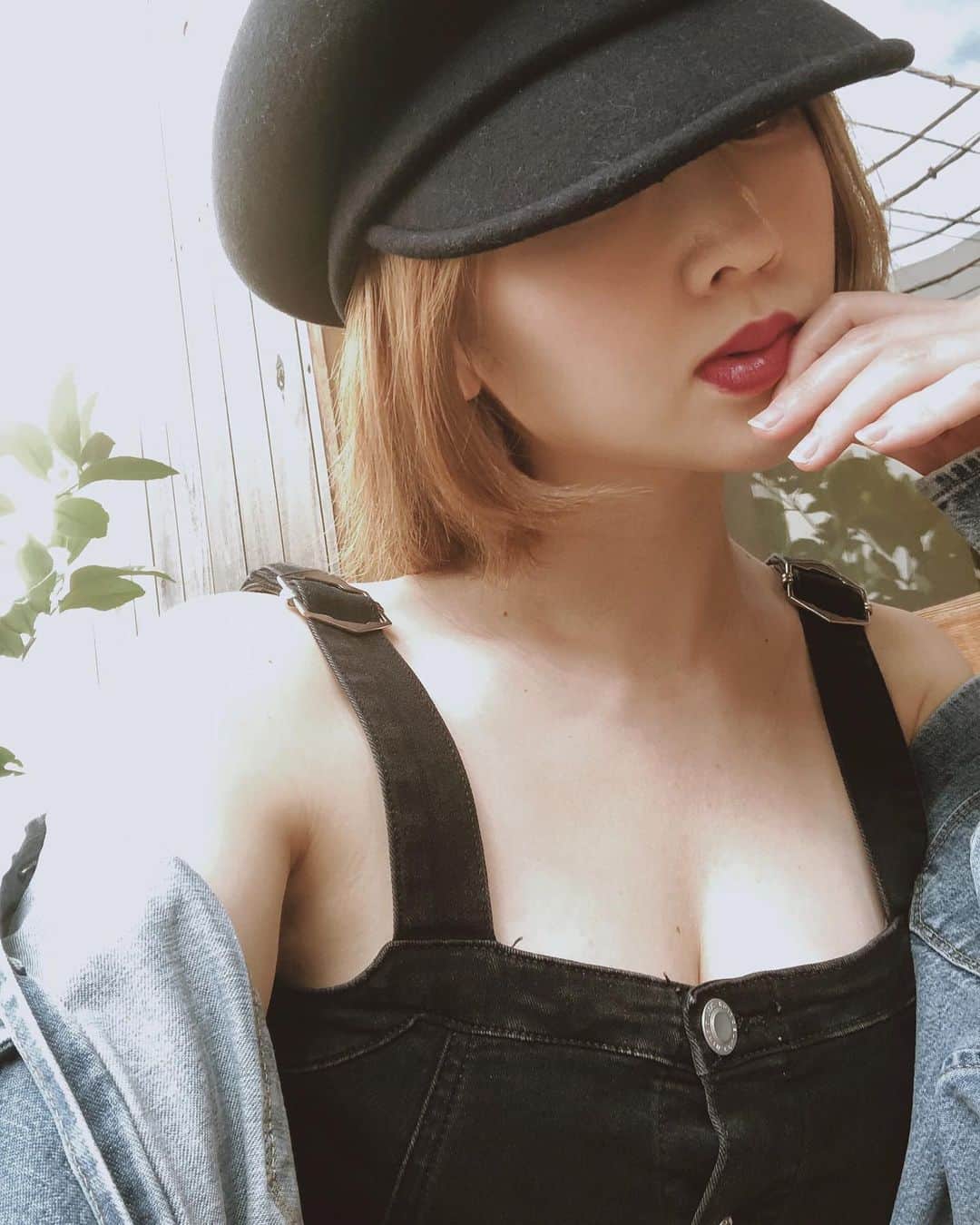 shihoのインスタグラム：「. . 産後にホルモンバランスの関係で シミがでるとは聞いていたんだけど わたしもついにでてしまったの。 今まで1つもなかったから ほんとに悲しくなってね、 @selectclinic でピコトーニングを はじめることにしました！！！ . . . まだほんと薄いシミだから 当てれないところもあって 当てれるところはスポット照射 当ててもらって1週間たったんだけど ポロっと取れてました😭👏 . . . 施術は輪ゴムでパチパチあてられてる 程度。わたしこうゆう痛みほんとに 得意だから全然大丈夫なんだよね。 . . . お肌で悩んでる方いたら 是非いってみてね！ めちゃめちゃオススメ！！！！ わたしもまだ薄くあるので しばらく通います💕 . . . @dr.uehara 先生 ありがとうございました✨✨ . . . #セレクトクリニック #select clinic #美容外科#美容皮膚科 #美容クリニック  #ピコレーザートーニング#レーザートーニング#美肌#アンチエイジング」