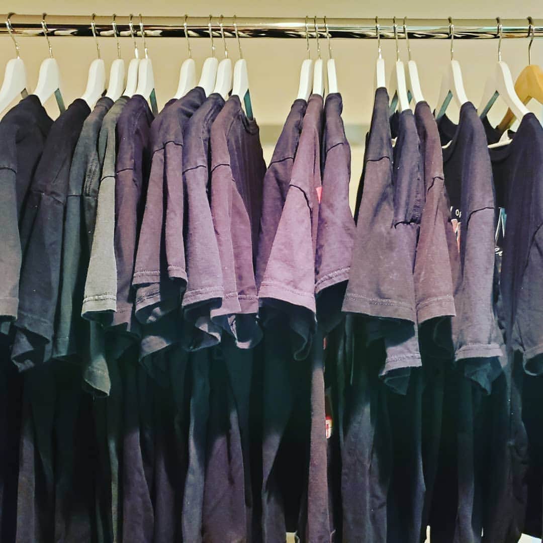 清水翔太のインスタグラム：「俺、部屋着をアーティストTシャツで統一してるの。 これ全部アーティストT❤️」