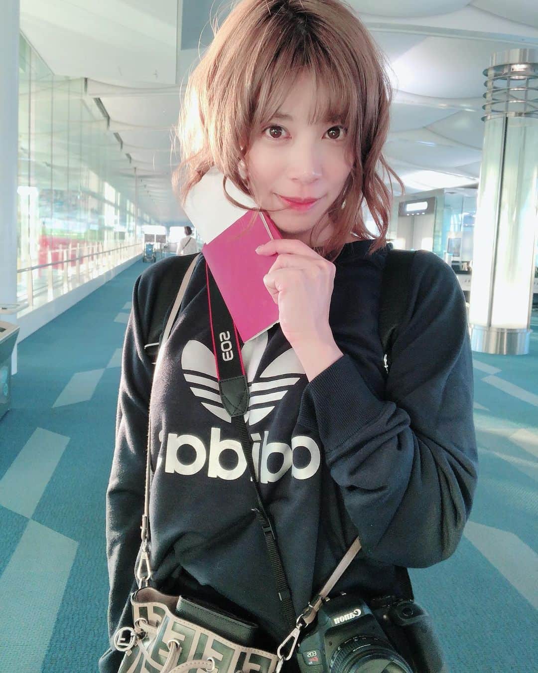 舞希セナのインスタグラム：「こんな時期にあれですが。。予約してしまったので、香港行ってきます(*Ü*)ﻌﻌﻌ♥無事に戻れますように✈💭 ーーーーーーーーーーーーーーーーーーーーーーーーーーーーーー♥  #香港 #旅行 #adidas #アディダス #飛行機」