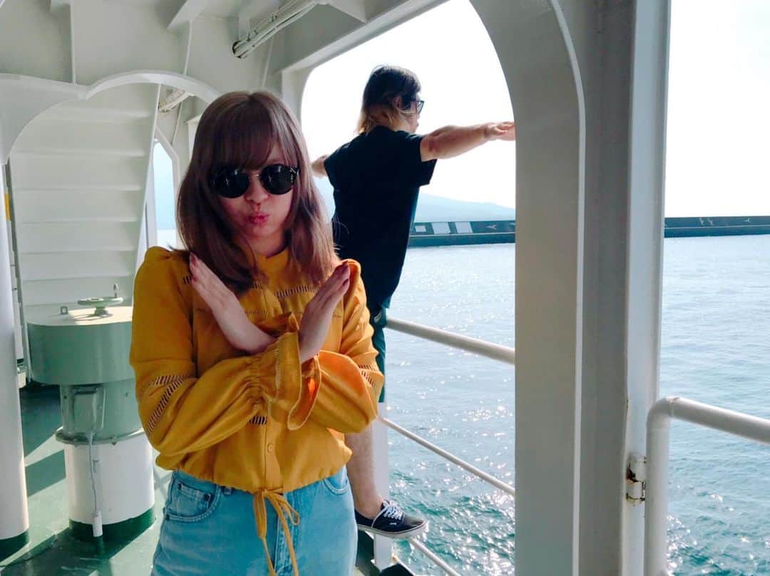 マキシマム ザ ホルモンのインスタグラム：「今日出演する"THE GREAT SATSUMANIAN HESTIVAL 2019"の会場となる桜島へ渡るフェリーが、きゃりーちゃんと同じだったから、タイタニックごっこしようと思って待ち構えてたけど……そりゃ、ダメだよね。  レオナルド・ツダプリオ、錦江湾で撃沈。  THE GREAT TAITANIANならず。。 byダイスケはん  #GSH19 #マキシマムザホルモン #きゃりーぱみゅぱみゅ #昨年は俺の首ヘルニア発症でキャンセルしてしまったから今年はその想いも込めて桜島へ渡ろうとしたら #のっけからこんなスタート」