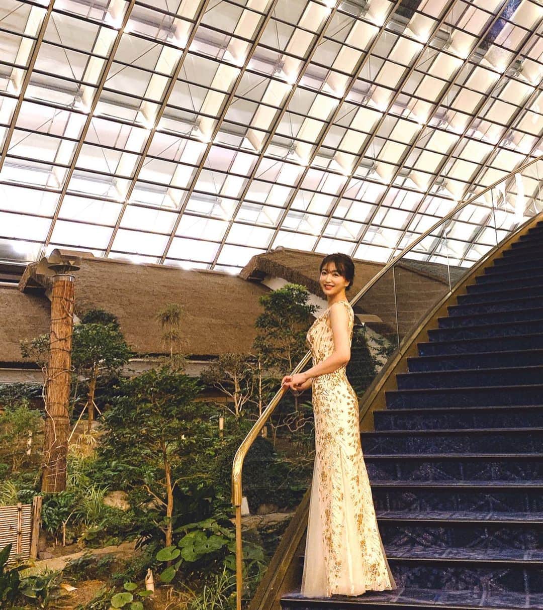 のインスタグラム：「昨夜はデヴィ夫人主催のチャリティーパーティーに出席させていただきました🥰✨ 悠里さんが誘ってくれたので明日香ちゃんとみんなで行ってきたよ😍🙏素晴らしい空間に一緒にいさせていただき感謝です🙇‍♀️✨ ヘアセットはゆきちゃん　@yuki___waka.violet にお願いしたよ😍綺麗にしてくれてありがとう😚💕」