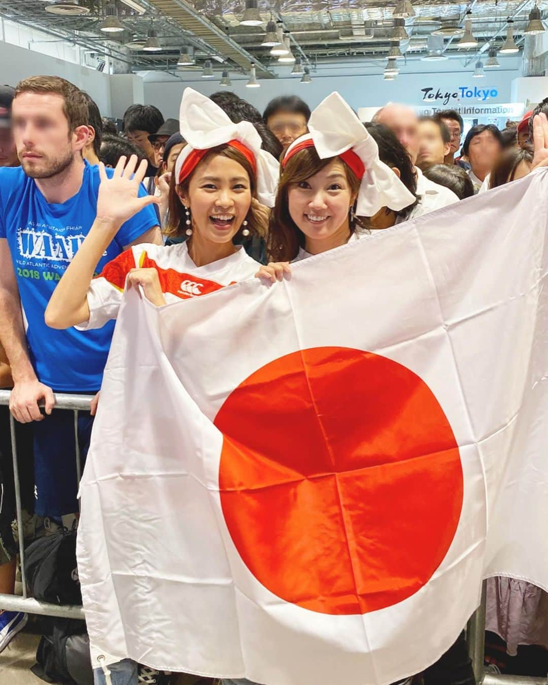 坂元美香さんのインスタグラム写真 - (坂元美香Instagram)「日本vsサモア戦 @ FANZONE TOKYO . 3連勝おめでとう😆🙌日本強い！！ . 前日の夜に🇯🇵ヘアターバンを手作りしたの🎀ミシン出すの面倒だったから手縫い🤣おかげで大人気でした！もはや私たちお祭りおばちゃん！ワッショイワッショイ！（ヤクルト的に） . 次はスコットランド戦！日本頑張れ！ 常に全力で応援です！😼✊ . @rugbyworldcup @rugbyworldcupjp @canterbury_japan #rugbyworldcup #rugbyworldcup2019 #ラグビーワールドカップ #rwc2019 #ワンチームラグビー #fanzone #fanzonetokyo #カンタベリー #ファンゾーン #ファンゾーン東京 #レンジー #サモア戦 #お祭りコンビ #坂元ラグビー観戦」10月6日 12時48分 - mika_saka