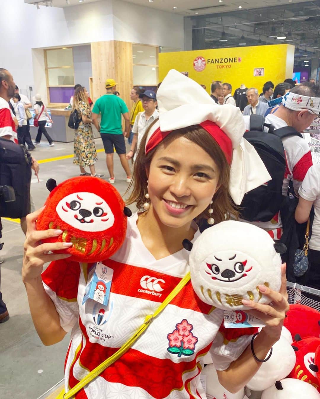 坂元美香さんのインスタグラム写真 - (坂元美香Instagram)「日本vsサモア戦 @ FANZONE TOKYO . 3連勝おめでとう😆🙌日本強い！！ . 前日の夜に🇯🇵ヘアターバンを手作りしたの🎀ミシン出すの面倒だったから手縫い🤣おかげで大人気でした！もはや私たちお祭りおばちゃん！ワッショイワッショイ！（ヤクルト的に） . 次はスコットランド戦！日本頑張れ！ 常に全力で応援です！😼✊ . @rugbyworldcup @rugbyworldcupjp @canterbury_japan #rugbyworldcup #rugbyworldcup2019 #ラグビーワールドカップ #rwc2019 #ワンチームラグビー #fanzone #fanzonetokyo #カンタベリー #ファンゾーン #ファンゾーン東京 #レンジー #サモア戦 #お祭りコンビ #坂元ラグビー観戦」10月6日 12時48分 - mika_saka