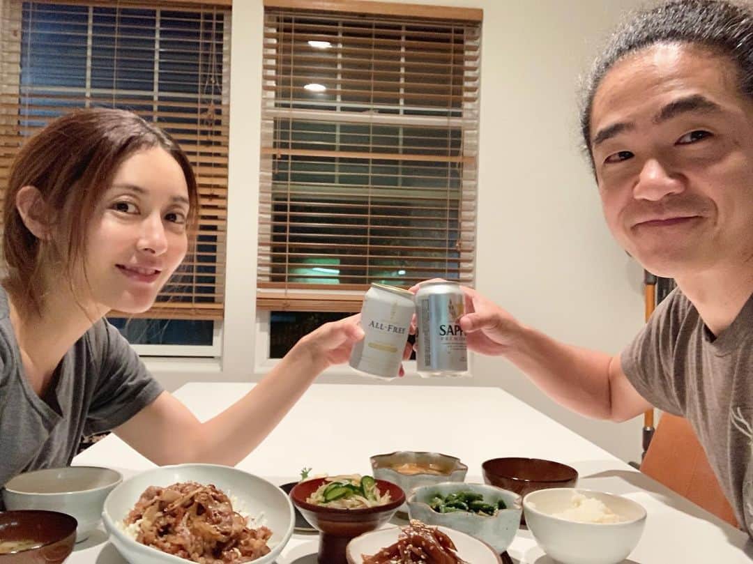 高木りなのインスタグラム：「息子2人を寝かせ、久しぶりに夫婦で晩ごはん。かーちゃんはノンアルコールビールで乾杯🍻 #今日も一日お疲れ様でした  아들 둘을 재우고 오랜만에 부부끼리 저녁식사!  나는 논알콜맥주로 건배!  #오늘도수고했어요 . #집밥 #리나스테이블 #おうちごはん #晩ごはん #rinastable」