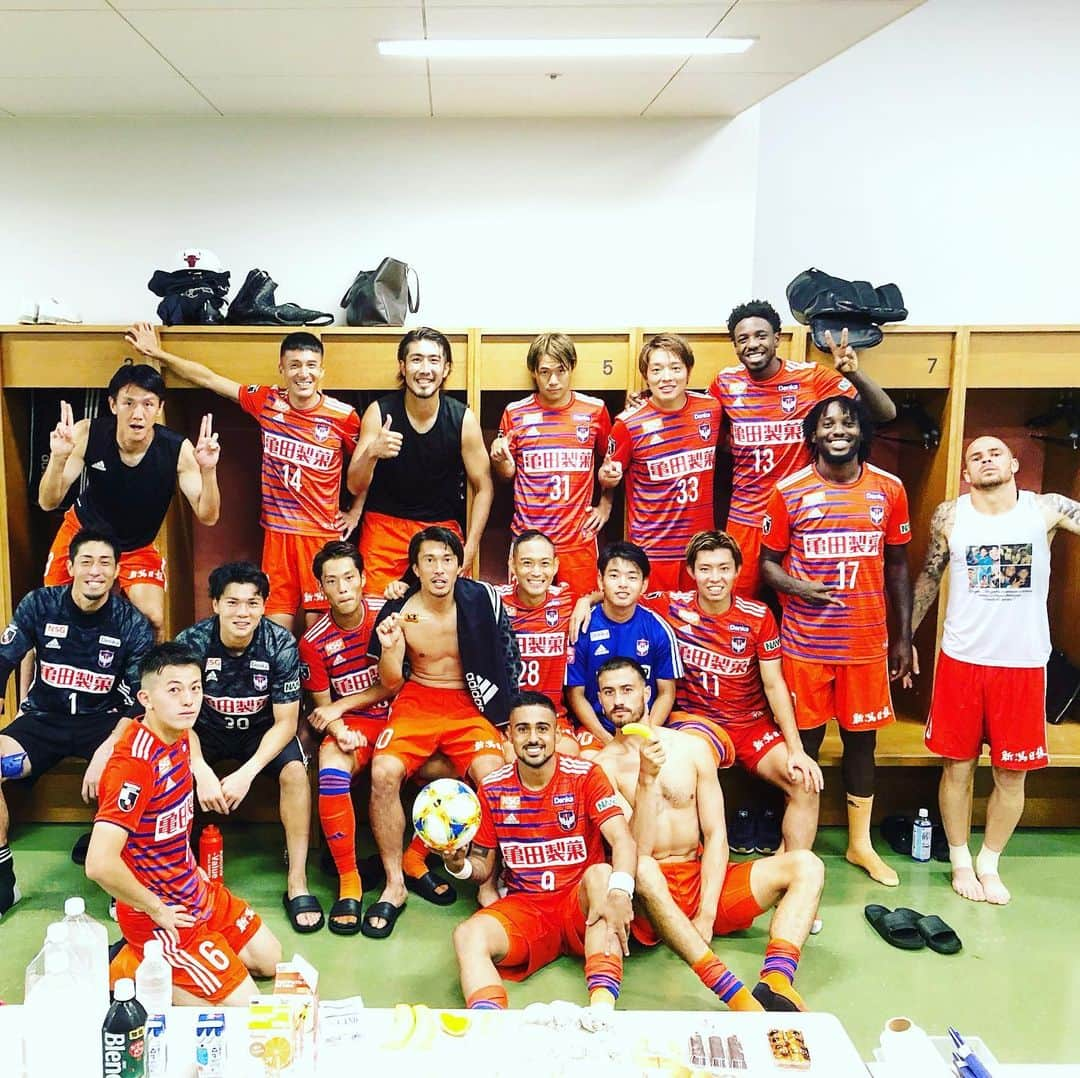 大武峻さんのインスタグラム写真 - (大武峻Instagram)「6-0勝利、6試合負けなし！ ふみやの復帰を勝利で祝えて最高でした！ 応援ありがとうございました！ 次が大事！！！ ． ． #早川史哉#1287日ぶり#公式戦復帰#本当におめでとう#レオナルド#1点目#8割#俺のゴール#だから#焼肉#よろしく#ズミさん#写真の時#団子#持ちがち#舞行龍ジェームズ#写真のポーズ#フライングがち#勝ったら撮る#勝ちフォト#アルビレックス新潟」10月6日 12時54分 - obu_shun