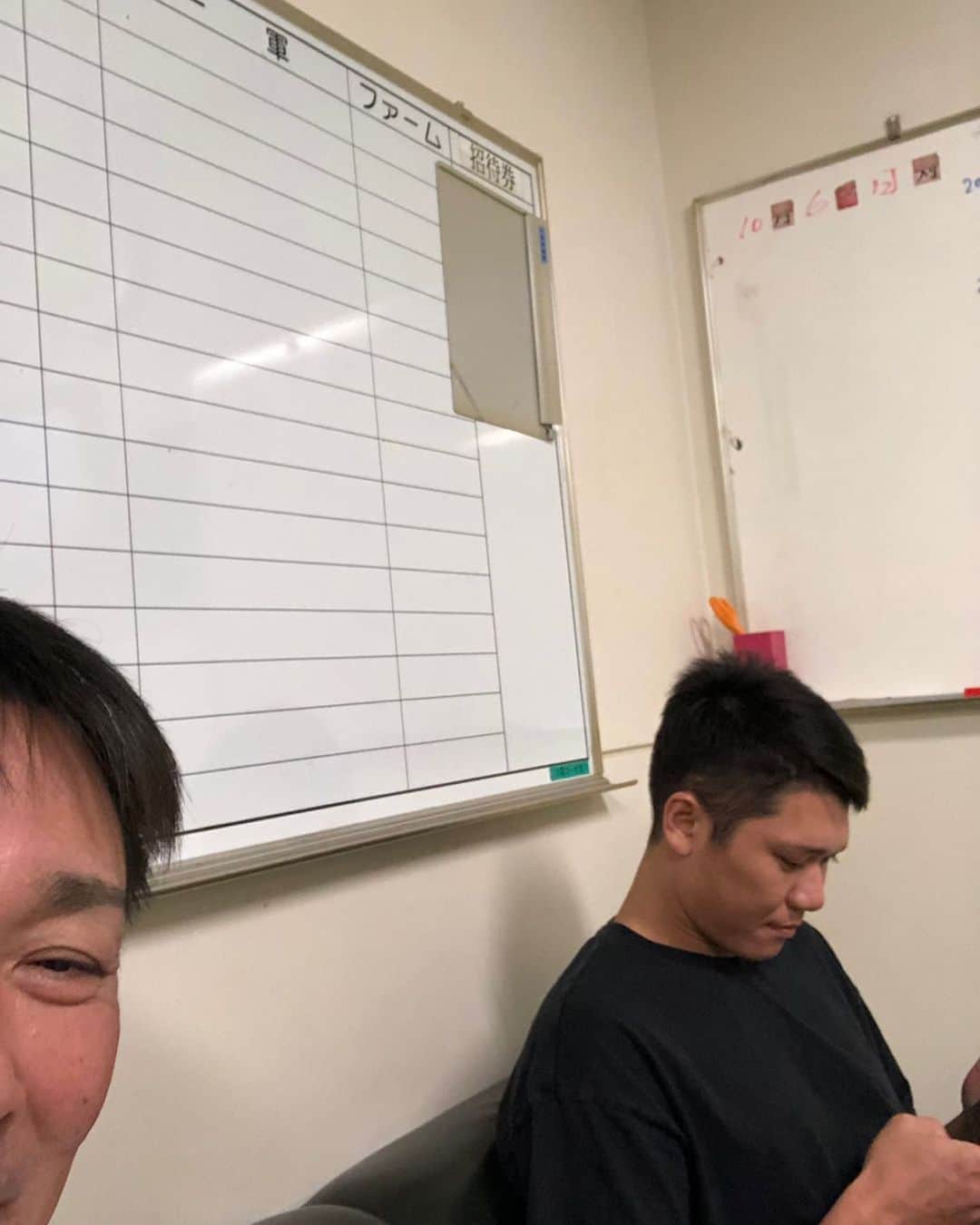 元木大介のインスタグラム：「キャプテンを隠し撮り👍✨😆 #元木の一言  #元木大介 #日本 #japan #プロ野球 #野球 #読売ジャイアンツ #ジャイアンツ #巨人 #giants #baseball #坂本勇人 選手」