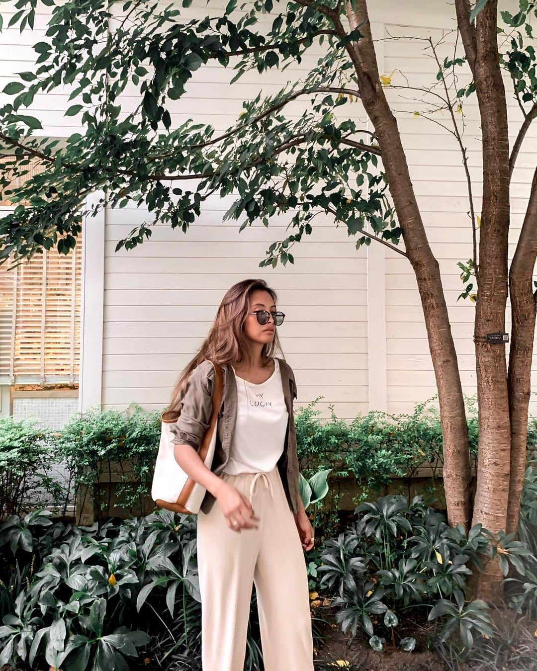 のインスタグラム：「・ ・ tops… @forever21  bag… @cavezarosso  sunglasses… @flex_japan pants…@arholiday ↪︎ "ZOZO TOWN"にて¥1,000クーポン出てます!✨ ・ ・ #arholiday#アンティローザホリデー#コクーンシティ#fashion#ootd#パンツコーデ#今日のコーデ#大人女子#大人可愛い#お洒落さんと繋がりたい#きれいめコーデ#きれいめファッション#モノトーンコーデ#オシャレ#シンプルコーデ#coordinate#casual」