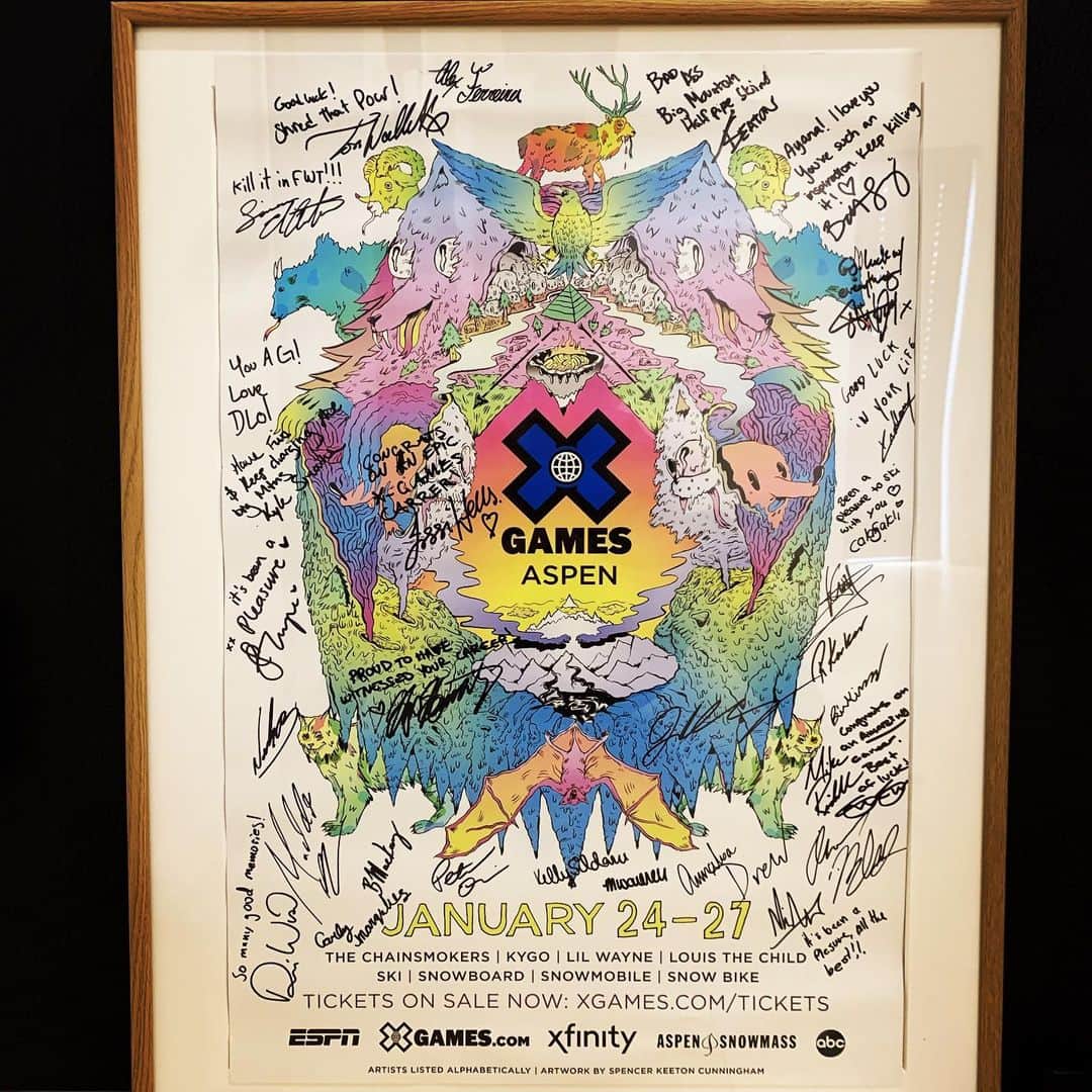 小野塚彩那のインスタグラム：「My treasure❤️Thank you everyone❤️❤️❤️I miss you. . 今年のハーフパイプの引退レースの日。皆んなに貰ったメッセージ&サインポスター。大事な大事な宝物。. . @xgames . . #lastgame #mytreasure #halfpipe #xgames #slopestyle #freestyleski」