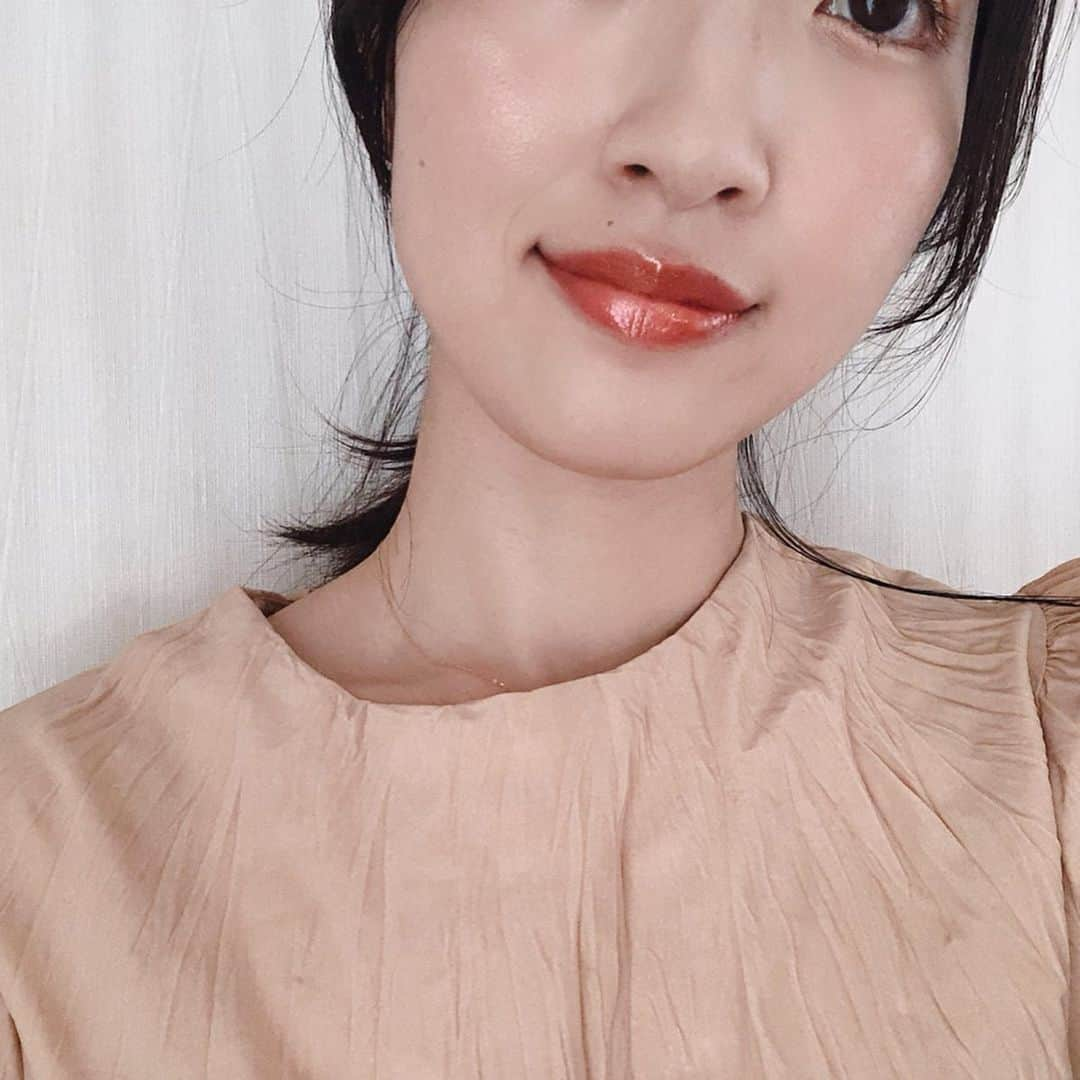 加藤美祐のインスタグラム：「お土産で頂いた#whomee ティントリップ💄  おしゃれな色🍁 こうゆうティントリップみたことなくて驚いた😳！ #ティントリップ #ティントグロス #コスメ#cosme #イガリシノブ#ZARA #ローラメルシエ #lauramercier #黒髪 #地毛」