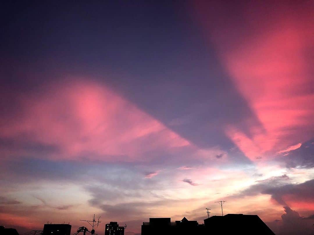 理絵さんのインスタグラム写真 - (理絵Instagram)「お気に入りの過去に撮った空の写真なんだけど  この日以降こういう空は見かけていないな、また見られるかな  #空 #cielo #하늘 #sky」10月6日 22時28分 - ____rie____