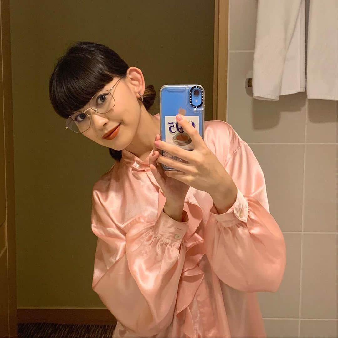 菅沼ゆり（ゆりっぱ）さんのインスタグラム写真 - (菅沼ゆり（ゆりっぱ）Instagram)「🇰🇷なう。 #ゆりっぱ_zoff メタルフレーム べっ甲つけとります:) ピンクと合わせるとヌーディで可愛い◎  シャツは @malt_vintage  適当に髪の毛くくってご飯食べに。 Zoffさんとのコラボメガネももうすぐ全国発売だね どきどき (10/11) #yurippa_trip」10月6日 22時29分 - yurippa93