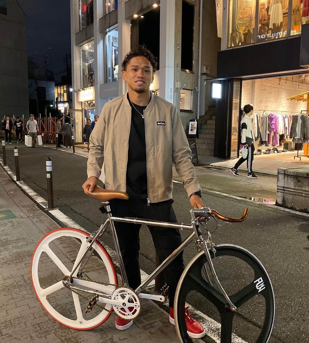 合谷和弘さんのインスタグラム写真 - (合谷和弘Instagram)「都内サイクリング🚲  久々にライダーズカフェにも行けた♪ ハンドル変えただけで印象変わるなぁ〜 渋い♪  次は横浜かな？  #良きoff ♪  明日からまた頑張ります🏉！！！ #都内cycling #ピストバイク #ピストバイクガール #パンクしないタイヤ  #ライダーズカフェ #カスタマイズ」10月6日 22時40分 - kazuhiro_goya