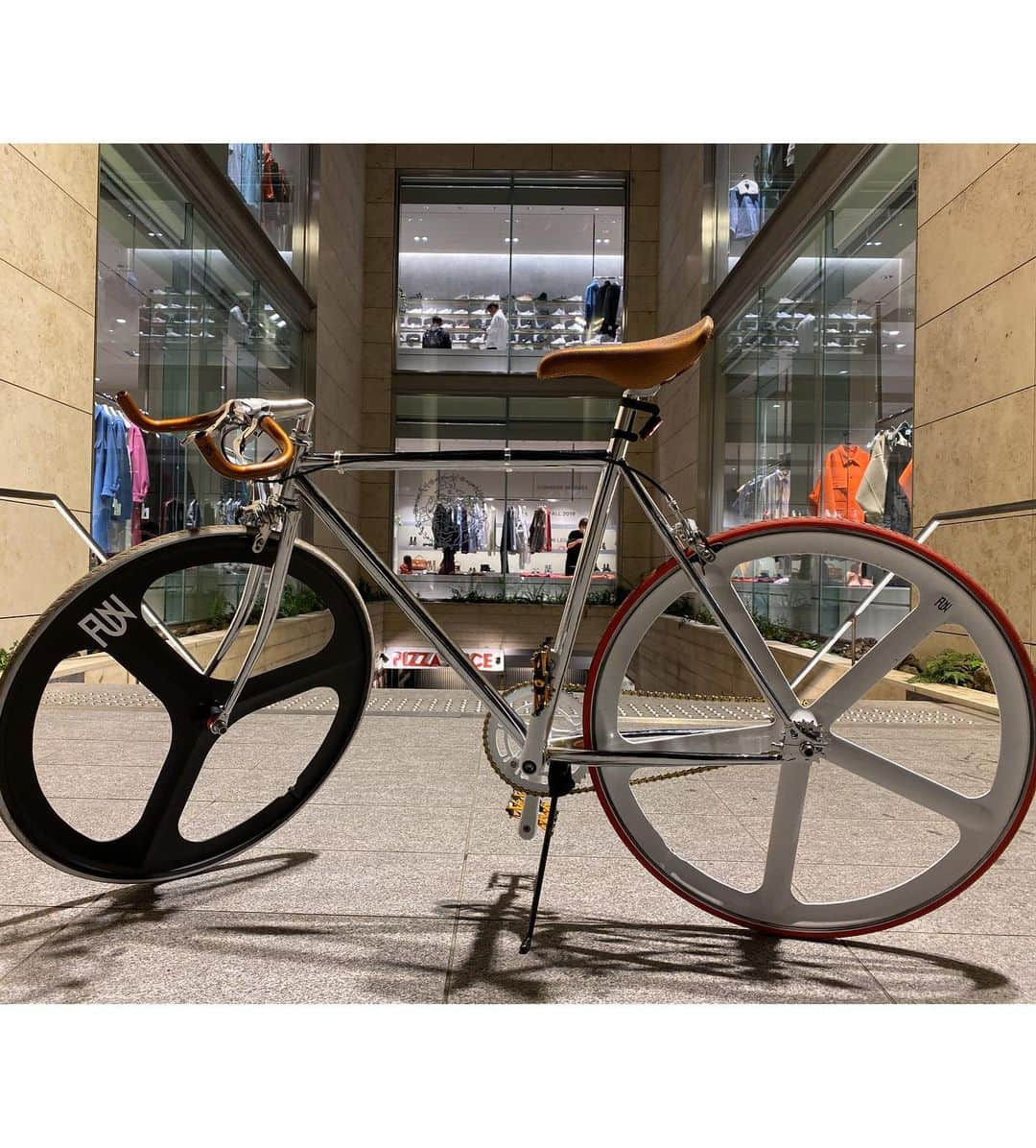 合谷和弘さんのインスタグラム写真 - (合谷和弘Instagram)「都内サイクリング🚲  久々にライダーズカフェにも行けた♪ ハンドル変えただけで印象変わるなぁ〜 渋い♪  次は横浜かな？  #良きoff ♪  明日からまた頑張ります🏉！！！ #都内cycling #ピストバイク #ピストバイクガール #パンクしないタイヤ  #ライダーズカフェ #カスタマイズ」10月6日 22時40分 - kazuhiro_goya