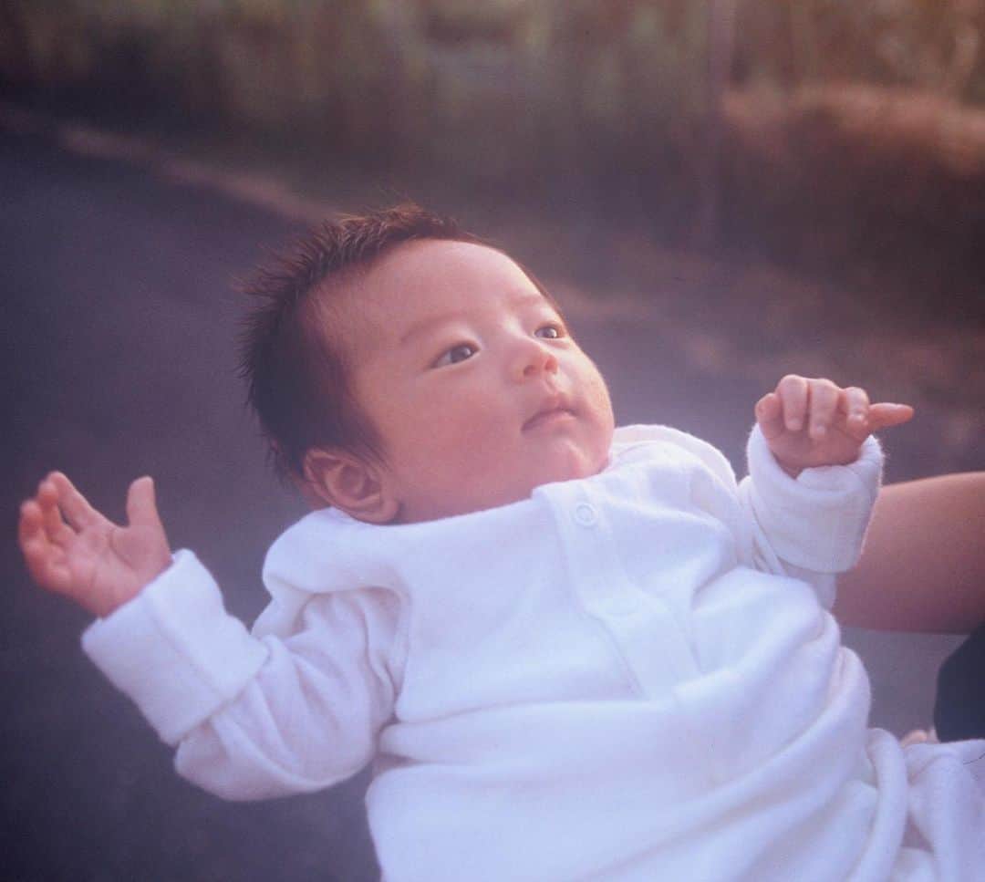 菊井亜希のインスタグラム：「初めまして。 僕の名前は "十碧"とあ"です。 十分に碧いと書き、美しく澄みきった心であって欲しいと願い 付けてもらった名前です。 碧い海に碧い空、碧の雄大な自然、 きっとこれから美しい世界が 僕を待っているのかな！💎」