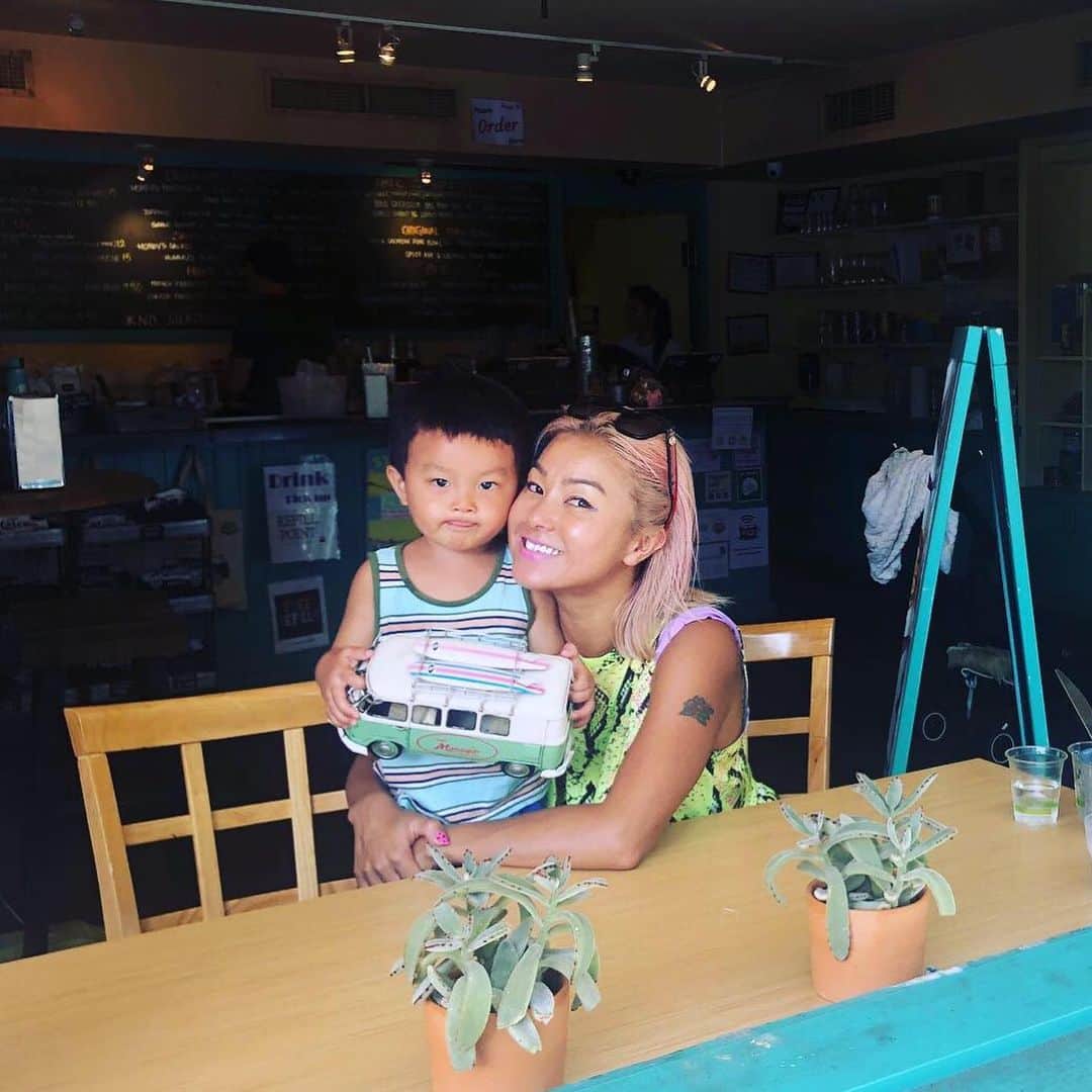 Nazukiのインスタグラム：「Hawaii 🌴🌴🌴diary's ここのご飯美味しかったー😋 パンケーキはもちろんなんだけど、チキンライスが絶品でした👏🏻👏🏻👏🏻 レンもハワイ料理中で一番バクバク食べてた😊😊 #hawaii #hawaii🌺 #trip #hawaiifood #cafemoreys  #oahuhawaii #ハワイ #ハワイ旅行 #子連れハワイ #ハワイごはん  #シンママ #男の子ママ #ハワイ日記」