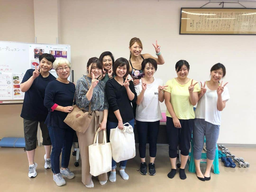 宮川杏奈さんのインスタグラム写真 - (宮川杏奈Instagram)「パーソナルトレーニンググループレッスン 初の試みでしたが本当に本当に たくさんの方に参加頂き ありがとうございました😊🍀 . 当日受付も含めほぼ満員でした😂💕 . 参加者さんに楽しんで頂けたようで 嬉しいお声をかけてもらい 嬉しかったですし 私自身もとても楽しめました‼️ . 人と人との繋がりの素晴らしさを改めて感じ 感謝感謝の気持ちです。 濃厚すぎる充実と収穫の1日となりました⭕️ . まだまだ未熟ですが これからまた更に成長していきます。 . 本日はありがとうございました🙇🏽‍♀️🙇🏽‍♀️🙇🏽‍♀️ . P.S 差し入れ頂いた皆さんも 本当にありがとうございました🍀 . #上越市イベント  #パーソナルトレーナー #筋肉女子 #トレーニング女子 #ケトジェニックライフ #ケトジェニックダイエット #ボディメイク #フィットネス #ダイエット #トレーニング #ワークアウト #低糖質高タンパク #低糖質ダイエット #低糖質 #ローカーボ #ロカボ食品 #ロカボ #低糖質ごはん #糖質オフ #パーソナルトレーナーの生活 #トレーニングジム #パーソナルトレーニング #プライベートジム #パーソナルトレーニングジム #ビーチバレー選手 #バレーボール選手」10月6日 22時45分 - an1221na