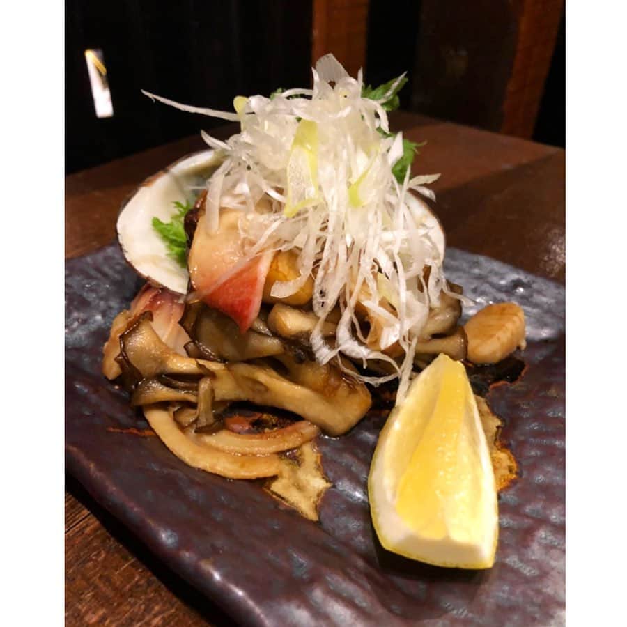 猪鼻ちひろさんのインスタグラム写真 - (猪鼻ちひろInstagram)「🇯🇵🐟🍶 そろそろ日本食も恋しいのでは、ということで 福島県の水産物とお酒を楽しんだ夜のこと。  独楽で開催されたふくしま常磐ものフェアへ❣️ ホッキ貝と秋茸のオイスターソース炒めは貝のコリッとした食感とキノコの歯ごたえがとっても美味しくて、メヒカリの唐揚げはお塩をつけて食べると更に甘みが引き立つ◎  何度も行ったことのある福島。 改めて美味しいものが沢山あるんだなぁーと思いました☺️ 福島県水産課のTwitter(@fukushimasakana)も 是非チェックしてみてね🐟 #ちひろのお洋服 #タグ付けしたよ! #福島 #ふくしま常磐ものフェア #ふくしま #福島県 #japanesefood#pr#fukushima」10月6日 22時48分 - inohanachihiro