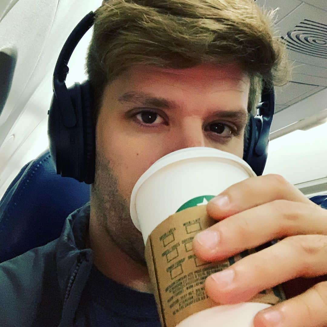 ヴォーン・チピアーのインスタグラム：「Another day... another flight.  A week of trips all over the US. First stop, #Cleveland #bose #starbucks #delta #yeg #workworkwork」