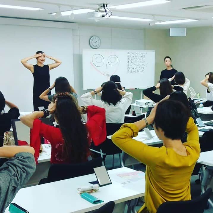 間々田佳子のインスタグラム：「目力アップのおでこロックは 毎回大好評❣️ 先日 #この差ってなんですか  でとりあげて頂いたポーズのコツ🤲 お伝えしました！  筋肉はいくつになっても鍛える事ができます❣️ 目も❣️ #間々田佳子 #たるみ #シワ解消 #顔ヨガ講座銀座」