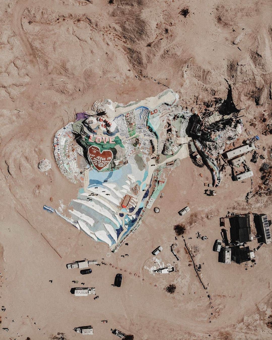 Manamiのインスタグラム：「♡ 𝐋𝐎𝐕𝐄 † #salvationmountain ㅤ 📸 @djiglobal @dji_japan #mavicair」