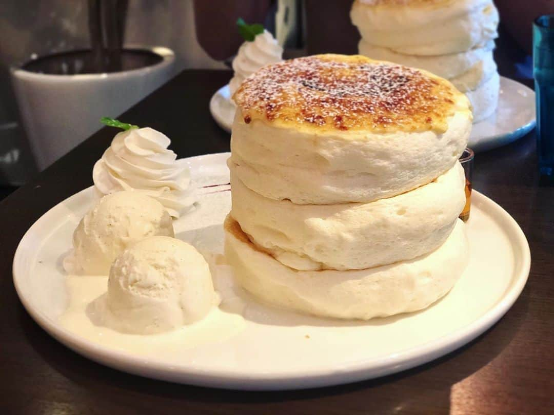 藤崎里菜さんのインスタグラム写真 - (藤崎里菜Instagram)「512cafe&grillのブリュレパンケーキ🥞 ． ． 弾力がすごかった✨ ついつい、食べる前にフォークでぷるぷるしてしまった🍴🤣❤️ ． ． 甘すぎず、ふんわり軽くて美味しかった💕 ． ． ． #512cafe_and_grill  #512cafeandgrill  #パンケーキ #pancake #ブリュレパンケーキ #スイーツ #sweets #アサイージュース #乃木坂 #乃木坂駅 #乃木坂カフェ」10月6日 23時02分 - rina_fujisaki