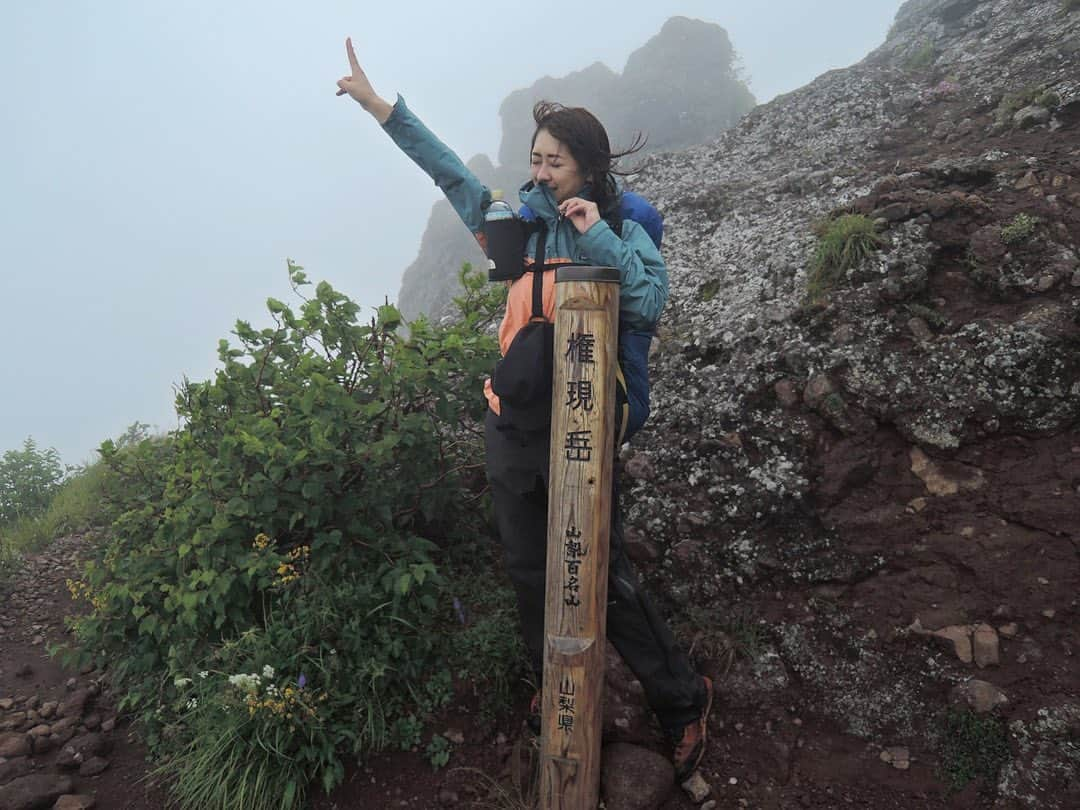 中村葵さんのインスタグラム写真 - (中村葵Instagram)「＊ ＊ ＊ 権現岳⛰ 2715m  登頂🙆‍♀️✨！！ ・ ・ 雨と風が。。。笑 ・ ・ 真っ白で何も見えなかったけど、ネットでみると割と高く立派な山でした。。😭笑 ＊ ＊ 2019.8.16 ＊ ＊ #権現岳 #八ヶ岳 #山頂 #権現岳山頂 #ガス #真っ白 #山登り #登山 #山登り好きな人と繋がりたい #山登り女子 #登山好きな人と繋がりたい #レインウェア #山ガール #山歩ガール #大自然 #トレッキング #japan #japantrip #japanesemountain」10月6日 23時03分 - aoinakamura123