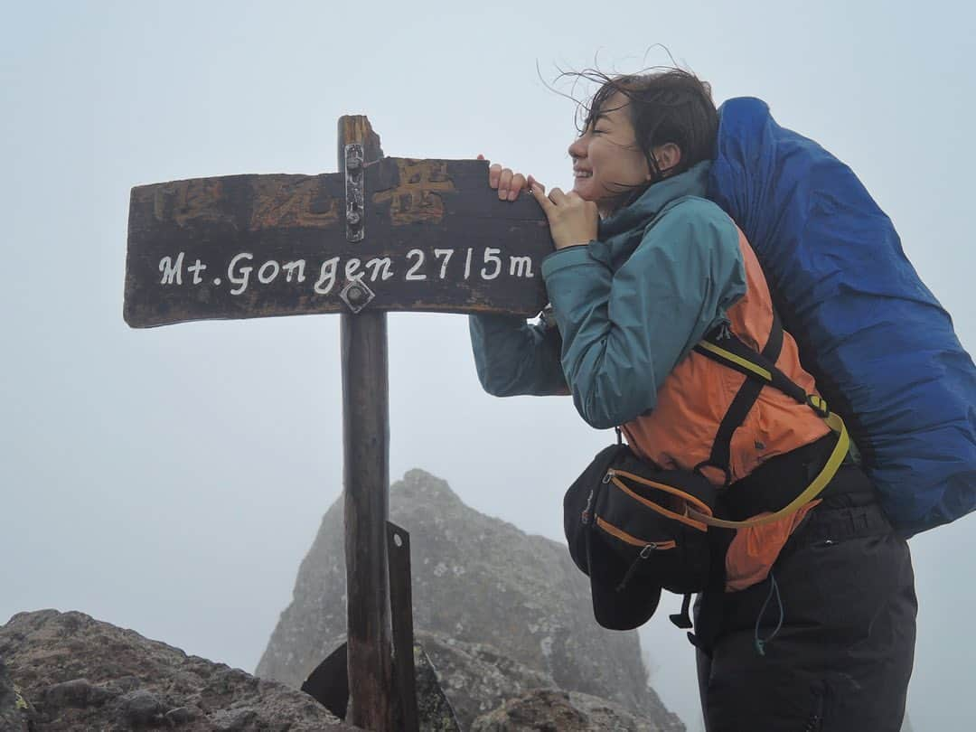 中村葵さんのインスタグラム写真 - (中村葵Instagram)「＊ ＊ ＊ 権現岳⛰ 2715m  登頂🙆‍♀️✨！！ ・ ・ 雨と風が。。。笑 ・ ・ 真っ白で何も見えなかったけど、ネットでみると割と高く立派な山でした。。😭笑 ＊ ＊ 2019.8.16 ＊ ＊ #権現岳 #八ヶ岳 #山頂 #権現岳山頂 #ガス #真っ白 #山登り #登山 #山登り好きな人と繋がりたい #山登り女子 #登山好きな人と繋がりたい #レインウェア #山ガール #山歩ガール #大自然 #トレッキング #japan #japantrip #japanesemountain」10月6日 23時03分 - aoinakamura123