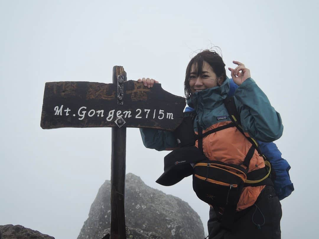 中村葵のインスタグラム：「＊ ＊ ＊ 権現岳⛰ 2715m  登頂🙆‍♀️✨！！ ・ ・ 雨と風が。。。笑 ・ ・ 真っ白で何も見えなかったけど、ネットでみると割と高く立派な山でした。。😭笑 ＊ ＊ 2019.8.16 ＊ ＊ #権現岳 #八ヶ岳 #山頂 #権現岳山頂 #ガス #真っ白 #山登り #登山 #山登り好きな人と繋がりたい #山登り女子 #登山好きな人と繋がりたい #レインウェア #山ガール #山歩ガール #大自然 #トレッキング #japan #japantrip #japanesemountain」