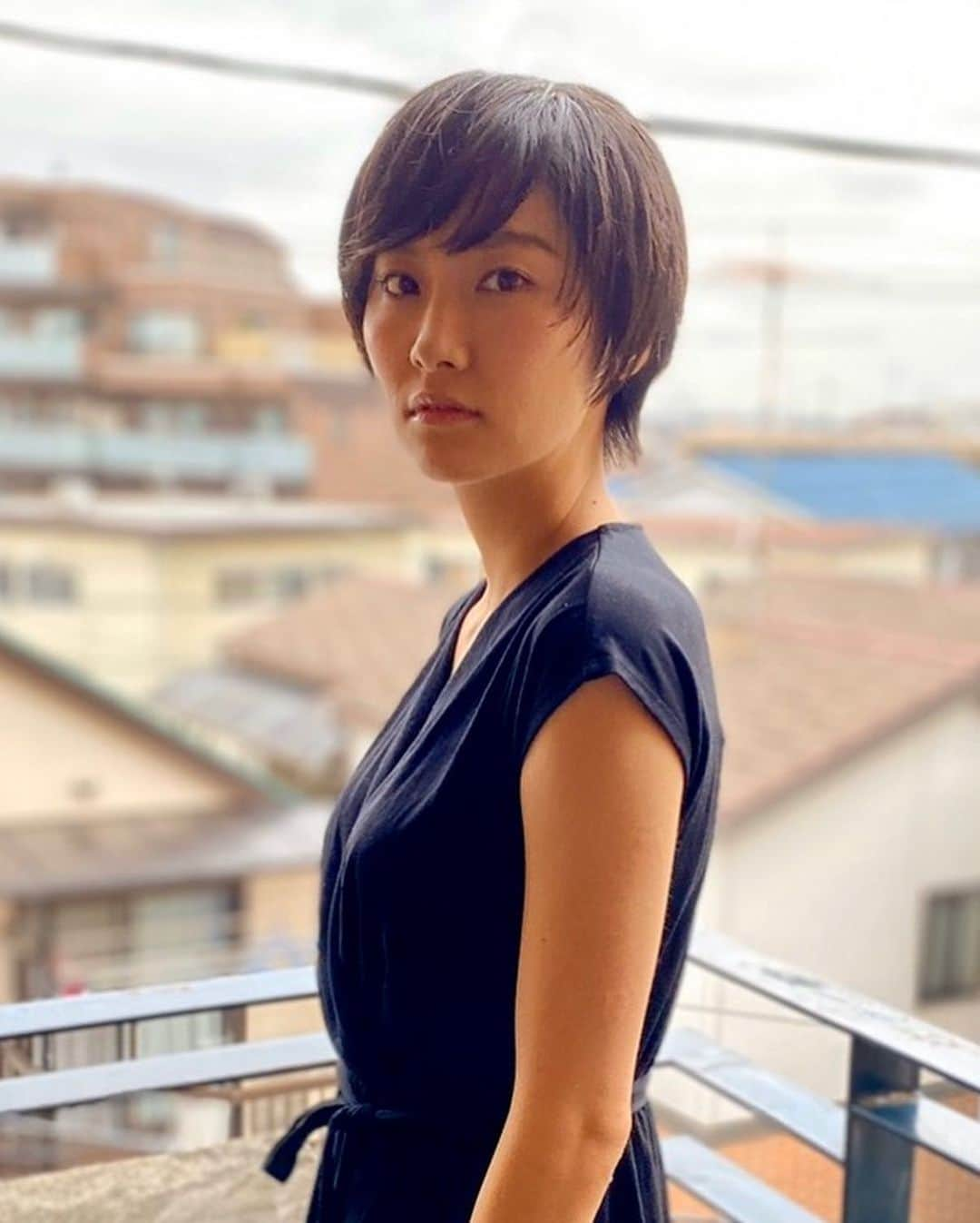 右手愛美さんのインスタグラム写真 - (右手愛美Instagram)「なかなか1人で写真を撮られる機会が少なくなっていたので、ちょっと気合入れて撮って貰いました！！ショートカットでのちゃんとしたソロ写真、初めてかもしれないです。嬉しいなぁ♪ ・ わたしを撮りたいというカメラマンの方、カメラマン志望の方、いらっしゃいましたらDMください📸久しぶりに作品撮りとか、、再開しようかと思います！ ・ 30歳越えて、子供も産んで、身体も心も以前とは全く違くなってきました。今の私を写真で残したいなって、ふと、思ったのでした。 #モデル#ママモデル#一児の母#女優#ゆっくり#再開#作品撮り#作品撮りモデル」10月6日 23時16分 - utemanami