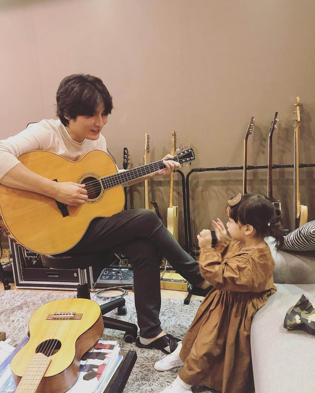 秋葉里枝さんのインスタグラム写真 - (秋葉里枝Instagram)「🎸🎵🎸🎵🎸🎵 음악도 즐기고 미술놀이도 하고 산책도 하고 즐거운 #가로수길나들이 音楽に お絵描きに 色々楽しんだ日曜日🌿」10月6日 23時13分 - rie_akiba