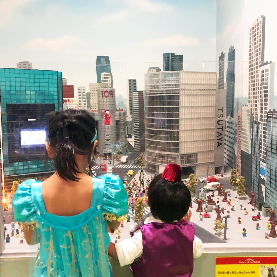 筧沙奈恵さんのインスタグラム写真 - (筧沙奈恵Instagram)「子どもたちと初めてのレゴランド東京 @ldctokyo へ！ ・ 現在ハロウィンイベント開催中ということで、仮装して参加しました🎃 ・ 今年は娘がジャスミンで、息子がアラジン！毎日アラジンのサントラを聞いて大熱唱しているほど家族ですごくハマっています♪（ちなみに、アラジンの衣装は私が間違えて大人用を買ってしまったのを、幼稚園のママ友がリメイクしてくれました😭❤️本当に尊敬✨） ・ レゴランドは、乗り物や4Dシアター、アスレチックやワークショップ、ブロックで遊べるコーナーなど、子どもたちが飽きることなく遊べる要素満載でした😍 ・ ハロウィンパレードにも参加して、踊りながらフロア内を練り歩きました👻「ハッピーハロウィン、ハッピーハロウィン！トリックオアトリート、トリックオアトリート！」という歌、おうちに帰ってからも2人で踊りながら歌っていました👧👦 ・ ランチは、レゴの形をしたハンバーガーと、ベリーサンデー♪思わず写真を撮りたくなる可愛さでした🍔 ・ お天気に関係なく思いっきり遊べるし、レゴランドまた行きたいなー✨子連れお出かけにおすすめです！ ・ #レゴランド東京 #レゴハロウィン #レゴランド #LEGO #legoland #お台場 #デックス東京ビーチ #子連れお出かけ #お出かけ #2児ママ」10月6日 23時25分 - sanaekakei