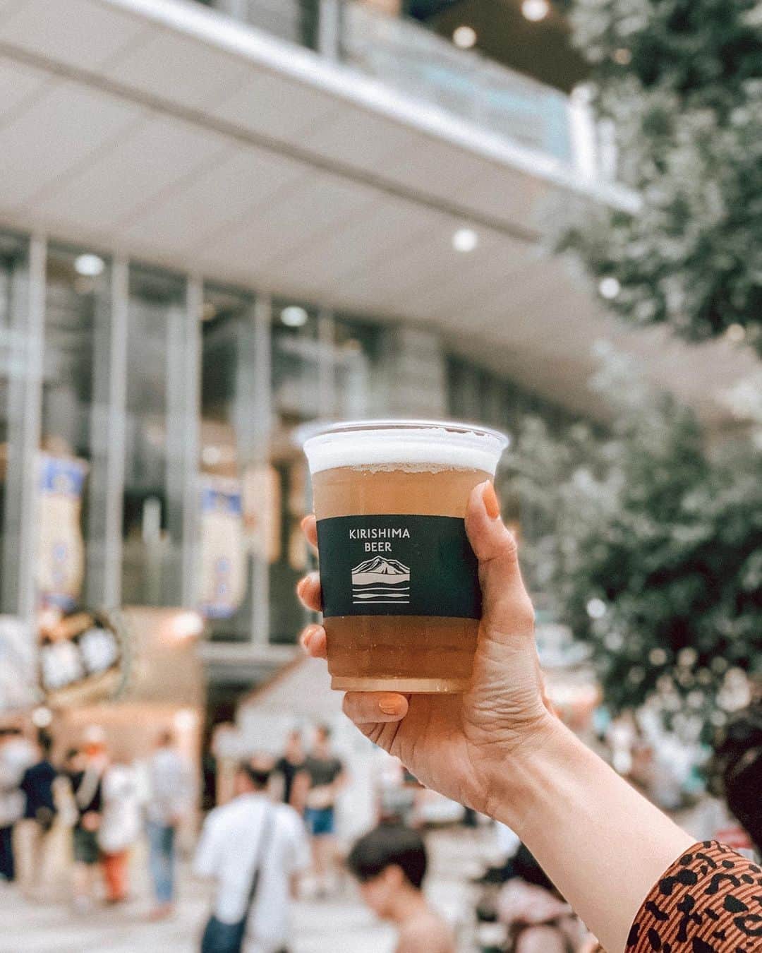 神林真里さんのインスタグラム写真 - (神林真里Instagram)「最近プリントブラウスにハマってる😌💓﻿ 今日は @isntshe_official のレオパードフリルを着て、品川インターシティで開催中の #大江戸ビール祭り に行ってみたよ🍺🍻﻿ 200種類以上のビールが楽しめる国内最大級のビールイベントで、ビールの飲み比べができたりフードの屋台もたくさんあった😋🍖﻿ 秋を感じながら野外で嗜むビールはいいですね~🍁﻿🍂🌾 ﻿ ﻿ ﻿ ﻿ ﻿ ﻿ ﻿ ﻿ ﻿ ﻿ ﻿ ﻿ ﻿ ﻿#歯列矯正したい  #品川インターシティ #品川女子 #PR #イベント #品川イベント #お祭り #ビール #ビール飲み比べ #クラフトビール #おでかけ #beer #japanesebeer #shinagawa #autumnmood」10月6日 23時28分 - maripo_jp