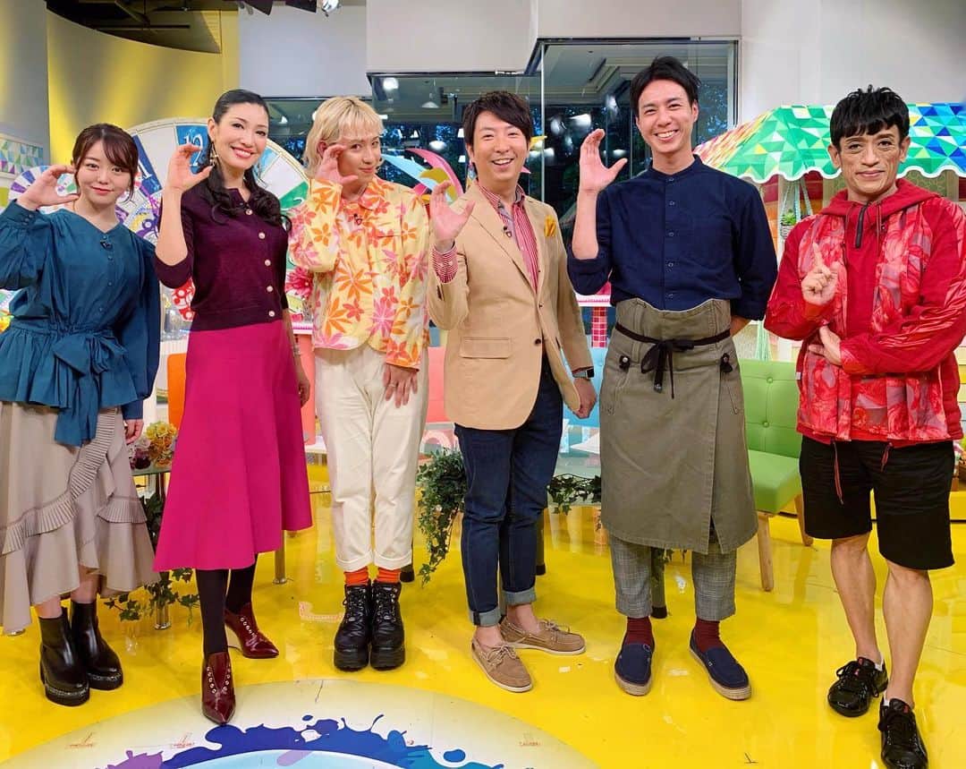のインスタグラム：「今日のTOKYO MX【日曜はカラフル】は、イクメンなりゅうちぇるくんをゲストに、しっかり者エピソードをお伺いし、週替わりアシスタントには峯岸みなみちゃんを迎え、お送り致しましたよ☺️ そして、先週クリス松村さんがお誕生日🎂だったので、みんなでお祝い㊗️✨ 今週から高橋善郎さんの【本当の3分間でクッキング🍳】が始まりました！ 来週も是非、ご覧下さいませ❤️ 。 #来週はMAXのNANAさんがアシスタントでゲストに俳優の市原隼人さんをお迎えしてお送り致します！ #3分で簡単に出来た鯖缶とキノコのカレーは絶品でした🍛❤️ #体型キープ中のクリスさんお誕生日おめでとうございます🎂🎈 #アリコンくんにはマレフィセント2を熱く語って頂きました♫ #峯岸みなみちゃん顔が小さく可愛くてしっかりしてたな〜❣️☺️ @sunday_colorful  カーデ  @bananarepublic  スカート  @stunninglure ピアス  @abiste_official 靴  @lanvinofficial」