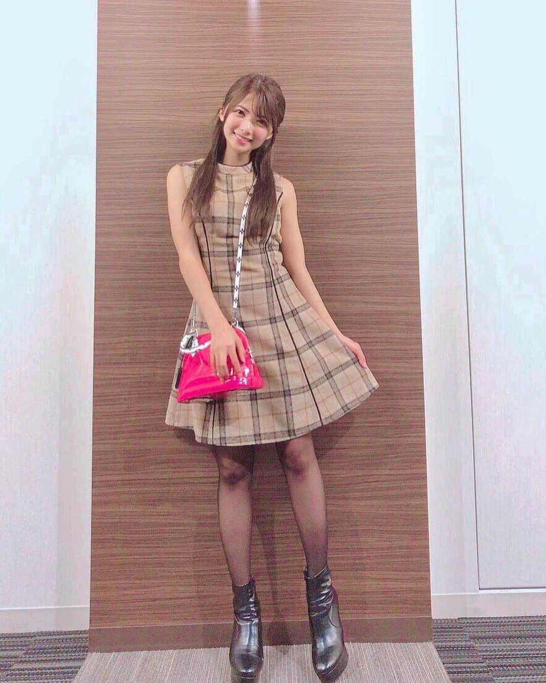 岡田栞奈のインスタグラム：「急に気温も秋になったね〜🍂 ・ ・ 今日は映画デート🎬❤️ お気に入りのお洋服着て お出かけ(ᐥᐜᐥ)♡ᐝ #今日のコーデ #秋コーデ #秋 #チェックワンピ  #映画館 #デート #休日 #休日コーデ」
