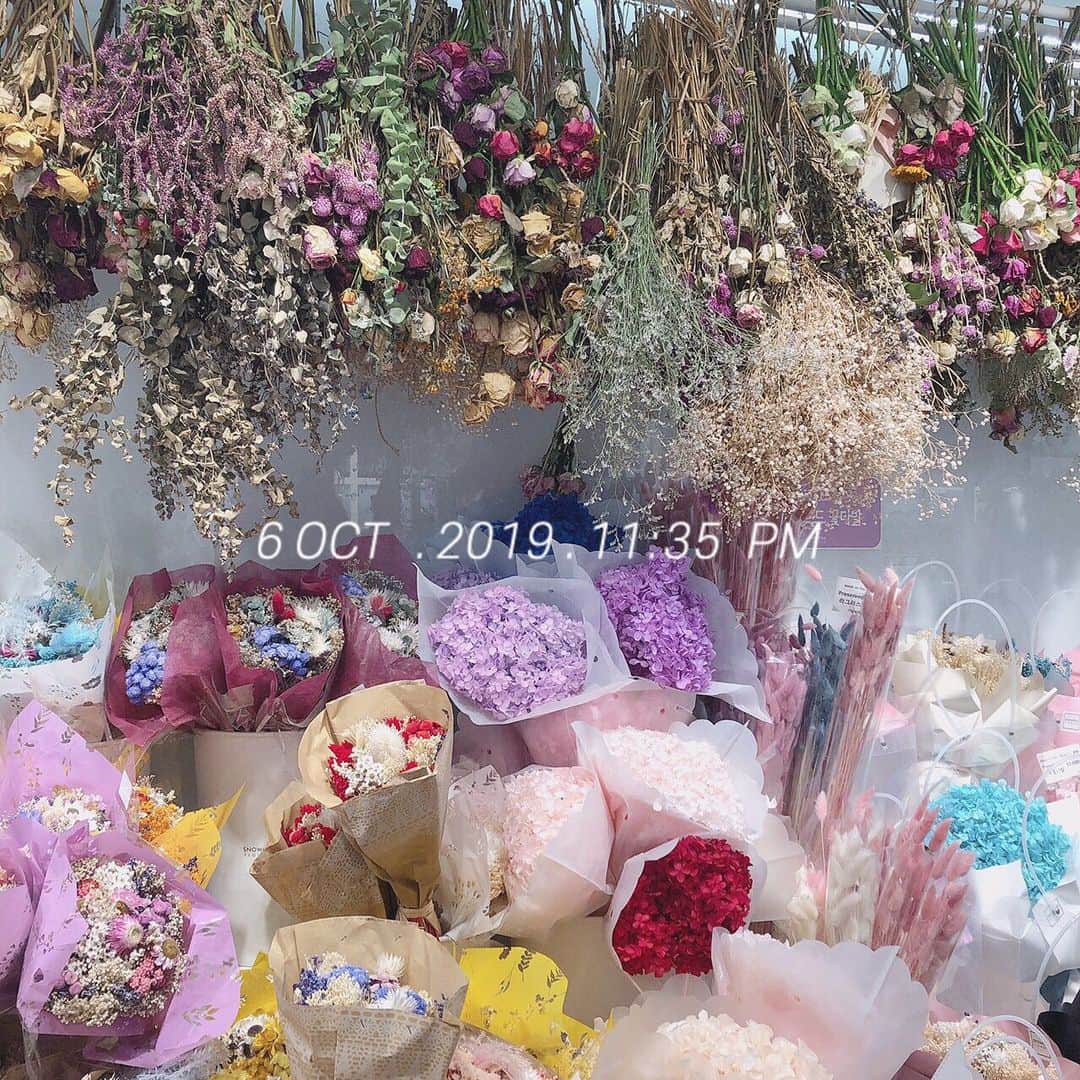 「SNOW」顔認識カメラアプリさんのインスタグラム写真 - (「SNOW」顔認識カメラアプリInstagram)「#flower﻿ ﻿ 韓国のお花屋さん💐﻿ ﻿ 日常的に花束を渡す文化があるので﻿ 安くて可愛い花束がたくさん﻿ 売っています👼☝️﻿ ﻿ #snowcam #snowアプリ #instagood #l4l #instalove #フィルター #インスタ加工  #今日の記録 #映え #お洒落さんと繋がりたい #カロスキル  #映えスポット #海外旅行 #花束アレンジ #花束 #韓国 #韓国旅行 #韓国好きな人と繋がりたい #花屋」10月6日 23時41分 - snow_japan
