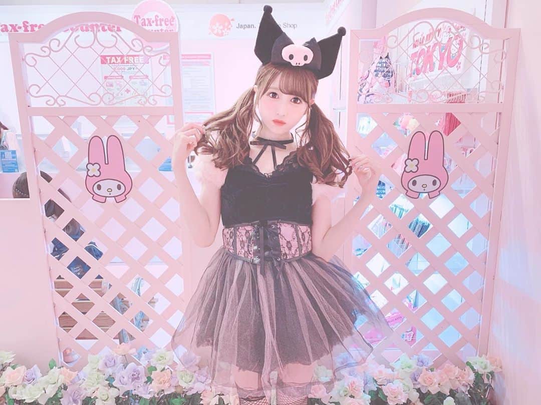 田口未彩のインスタグラム：「🎀 . . クロミちゃん風コスプレ😈💗 . どうかなあ〜〜 . . . #サンリオ #サンリオピューロランド #ピューロランド #ピューロ #クロミ #クロミちゃん #マイメロ #量産型 #量産型女子 #メイク #オレンジメイク #ピューロコーデ #カチューシャ #量産型コーデ  #ピンクコーデ #インスタ映え #映え #クロミコーデ #マイメロコーデ #ハロウィン #コスプレ #クロミコス #ハロウィンコス」