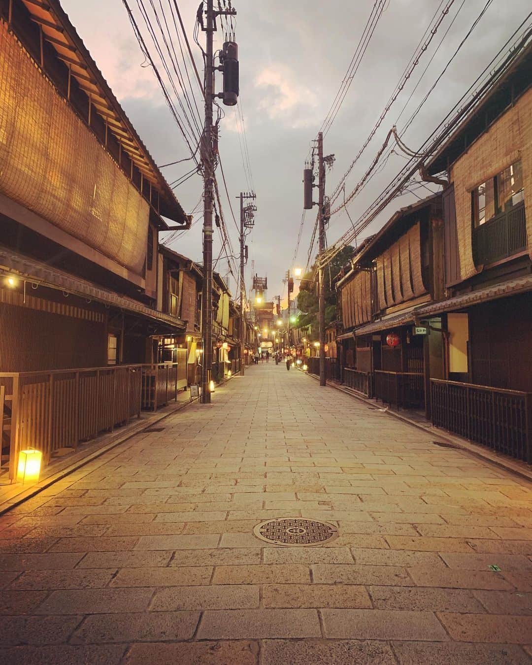 のインスタグラム：「京都  祇園 風情ある街。  #zenmusex5r  #trip #travel #world #instafollow #バックパッカー #旅人 #世界一周 #backpacker #楽しい #空 #絶景 #海外旅行 #chandelier #furniture #きれい #firenze #thankyou #happynewyear #newyear #くるくる #トラベラー #建物 #hashreco #ハーバーランド #旅 #写真好きな人と繋がりたい  #世界陸上ドーハも楽しみ」