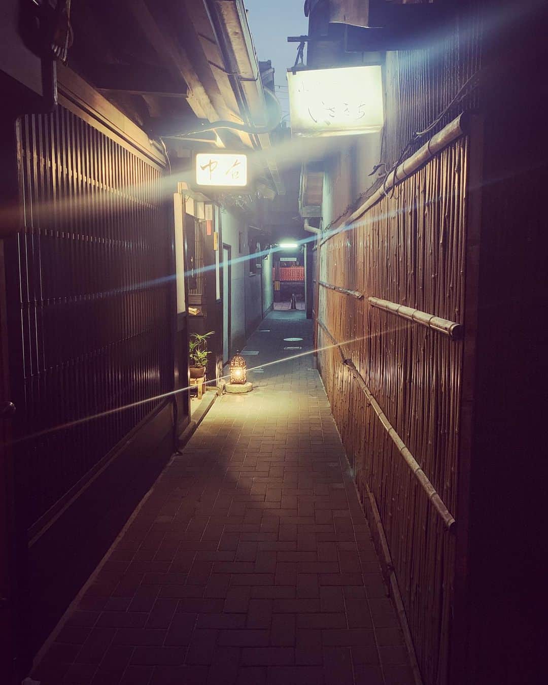のインスタグラム：「京都  祇園 風情ある街。  #zenmusex5r  #trip #travel #world #instafollow #バックパッカー #旅人 #世界一周 #backpacker #楽しい #空 #絶景 #海外旅行 #chandelier #furniture #きれい #firenze #thankyou #happynewyear #newyear #くるくる #トラベラー #建物 #hashreco #ハーバーランド #旅 #写真好きな人と繋がりたい  #世界陸上ドーハも楽しみ」