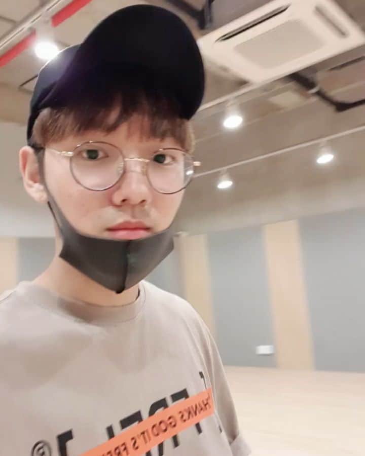 ジョンファンのインスタグラム：「다들 잘 지내나~~」