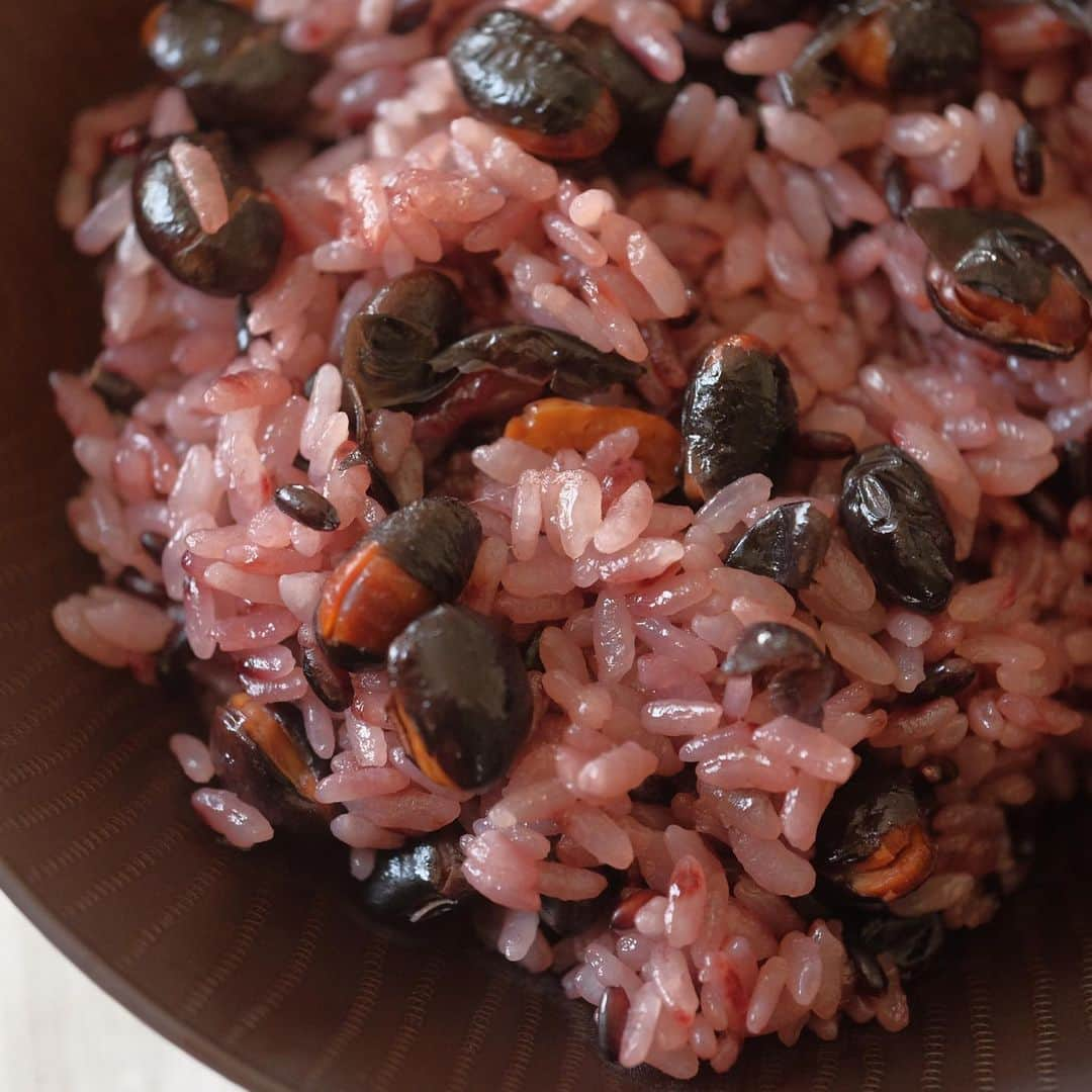 麻木久仁子さんのインスタグラム写真 - (麻木久仁子Instagram)「簡単黒豆御飯。豆菓子の、煎り黒豆を御飯といっしょに炊くだけ。  今日は黒米もプラス。  黒は腎へ通ず。アンチエイジング。  袪風利水、滋陰補血。  #黒豆 #黒豆ごはん #黒豆御飯  #美彩薬膳 #国際薬膳師 #薬膳 #薬膳ごはん #薬膳レシピ #薬膳料理 #薬膳生活 #薬膳ライフ #薬膳講座 #薬膳教室 #食養生 #医食同源 #食薬同源 #中医学 #東洋医学 #ゆらいだら薬膳 #生命力を足すレシピ #祐成陽子クッキングアートセミナー #麻木久仁子 #からだにやさしいごはん」10月6日 15時00分 - kunikoasagi